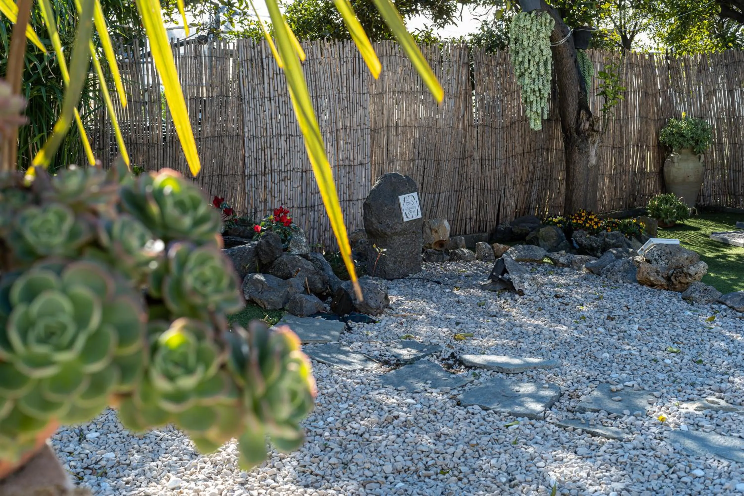 Garden in B&B VESUVIAN STONE