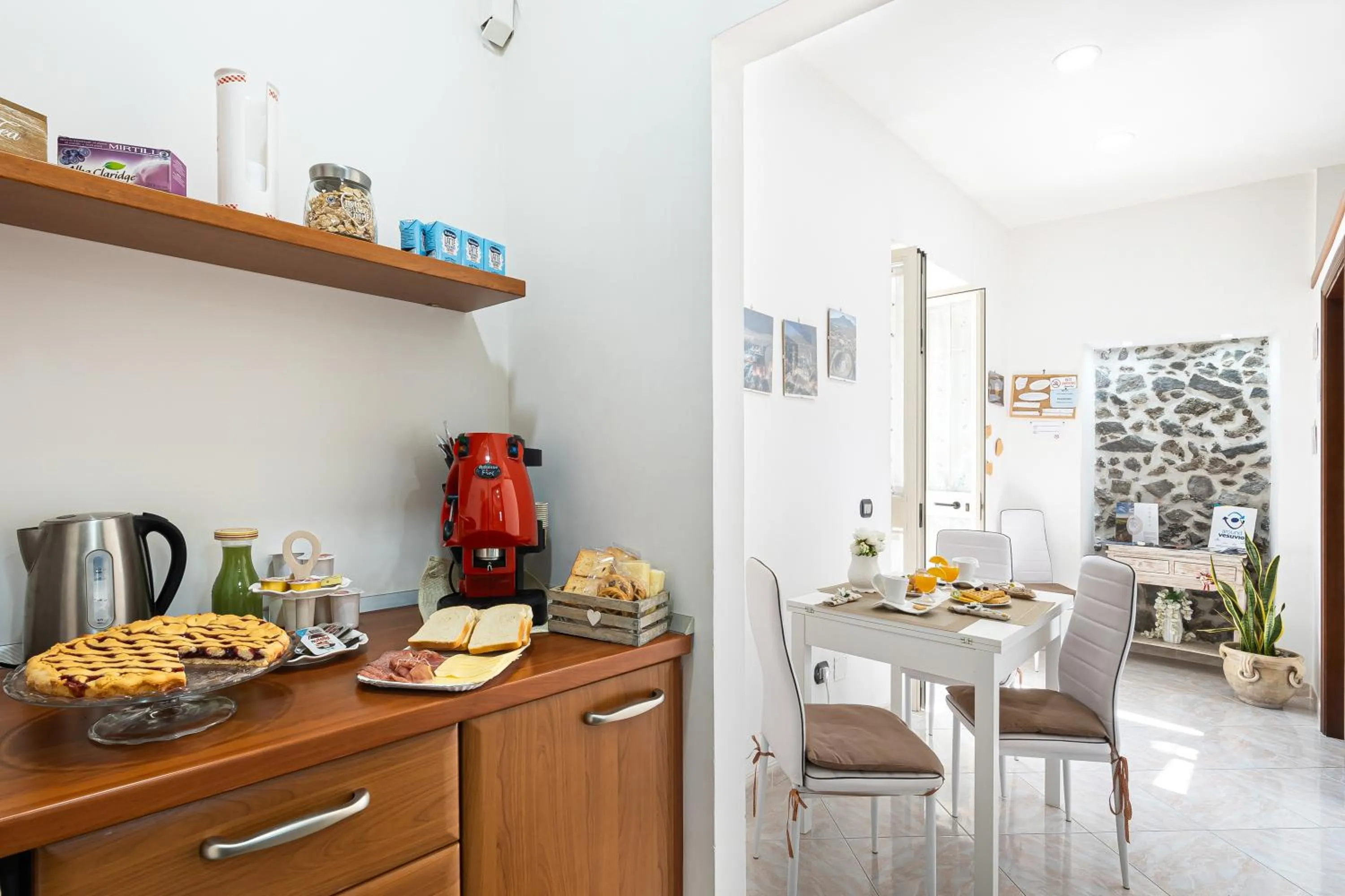 Dining area in B&B VESUVIAN STONE