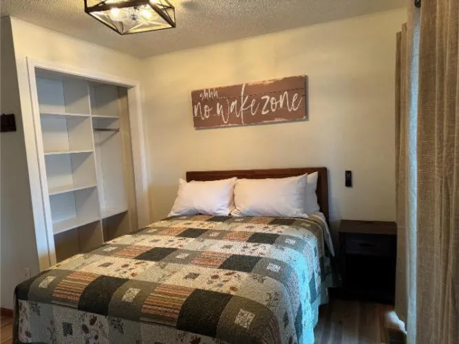 Bedroom, Bed in Point View Resort