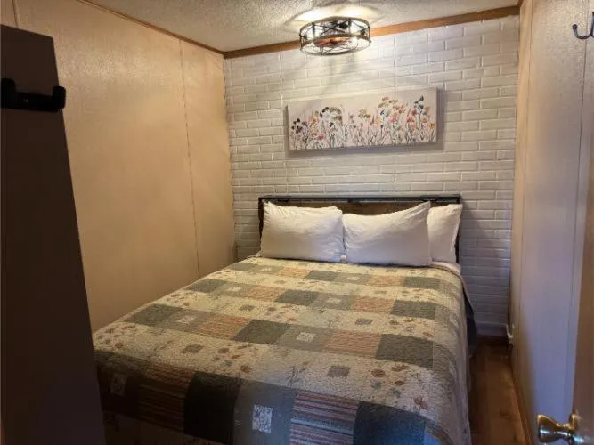 Bedroom, Bed in Point View Resort