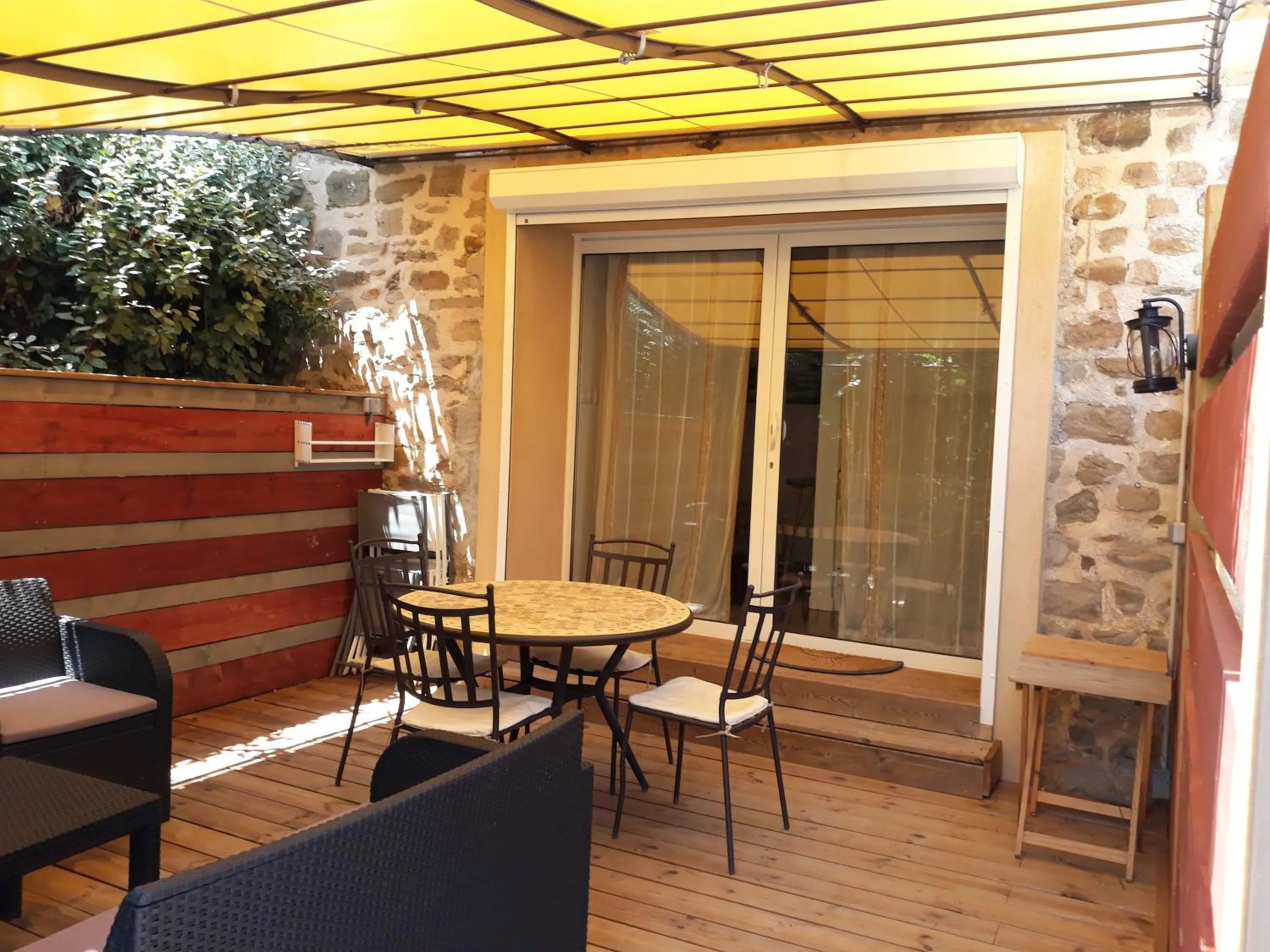 Patio in La Bastide de l'Olivier