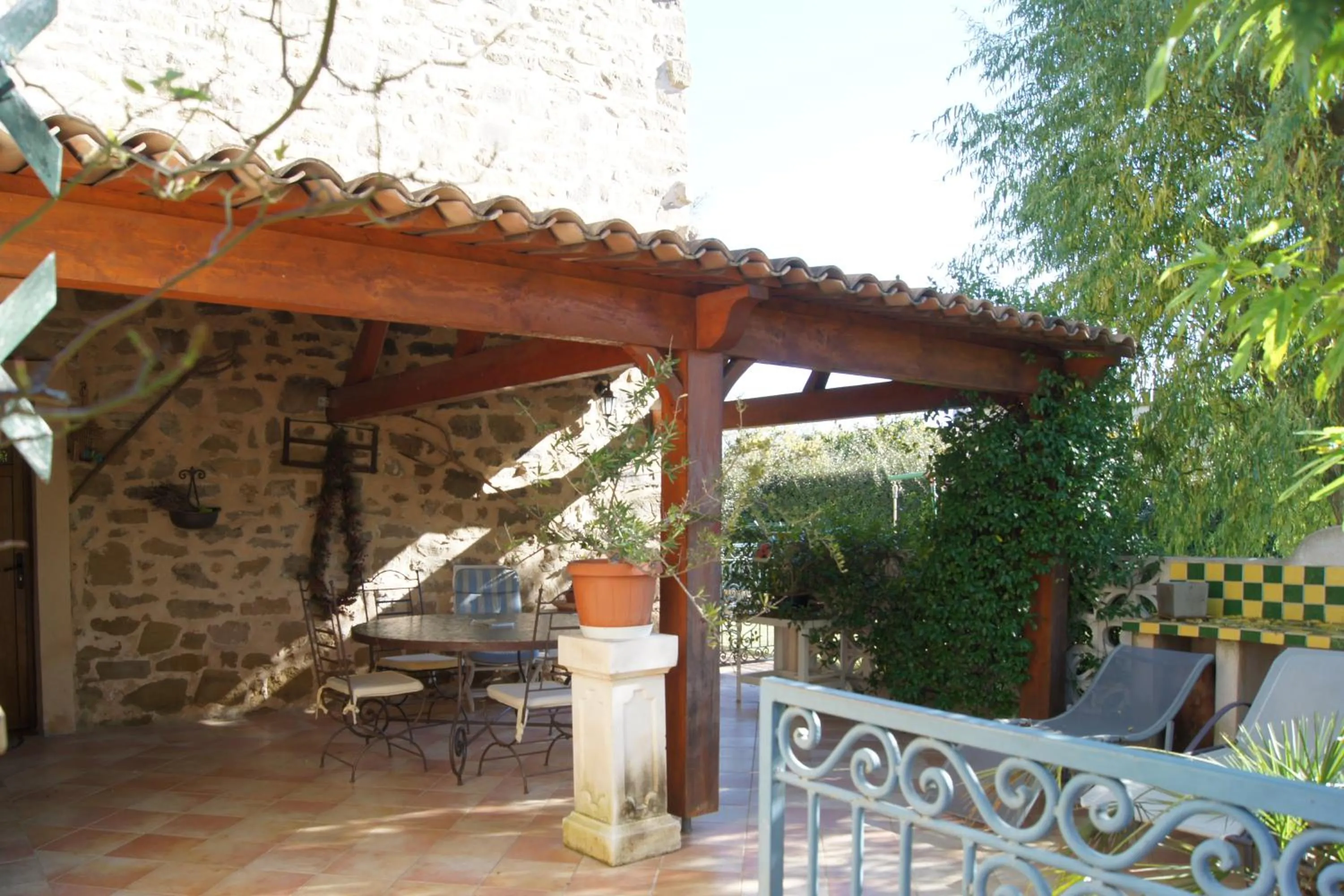 Patio in La Bastide de l'Olivier