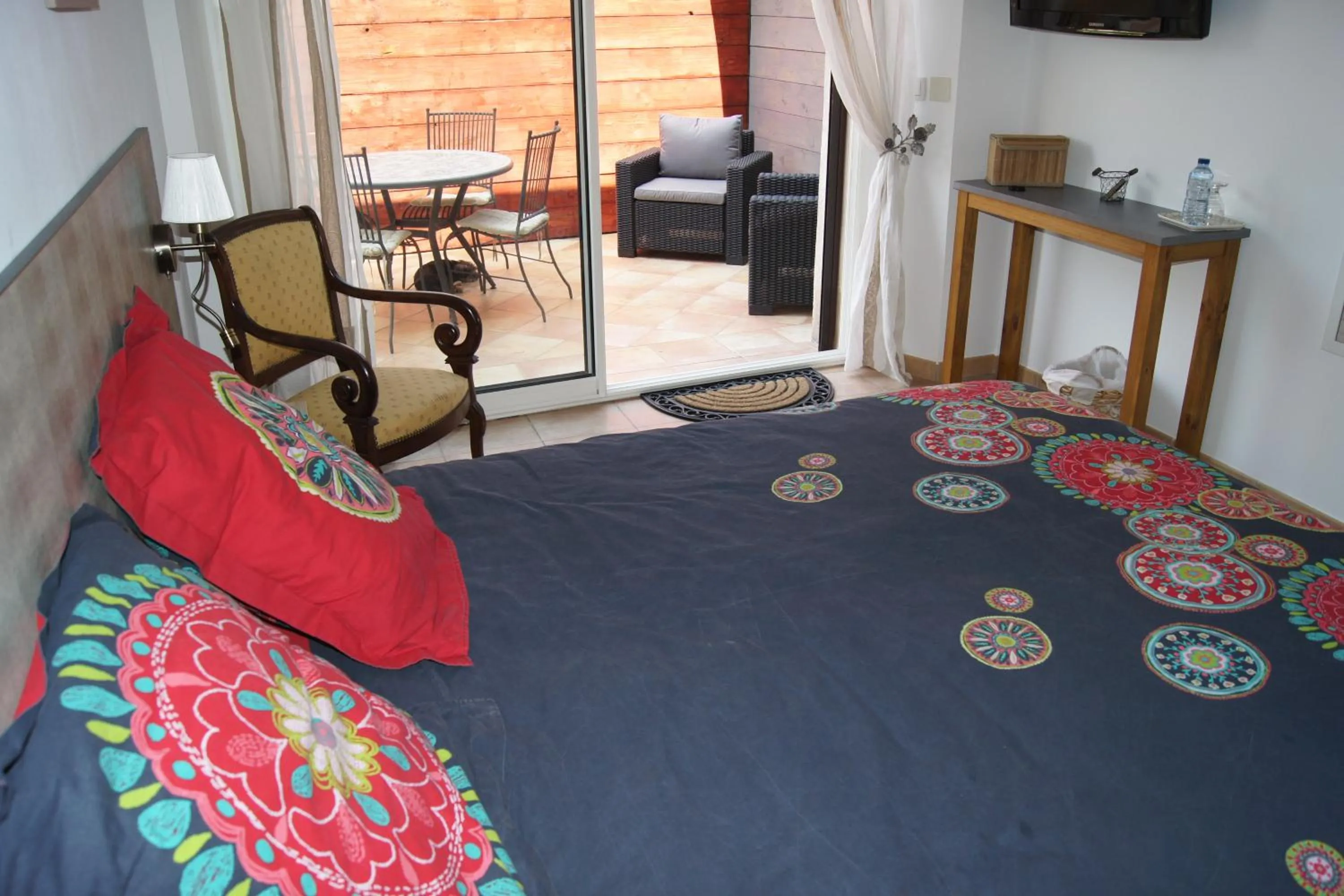 Photo of the whole room, Bed in La Bastide de l'Olivier
