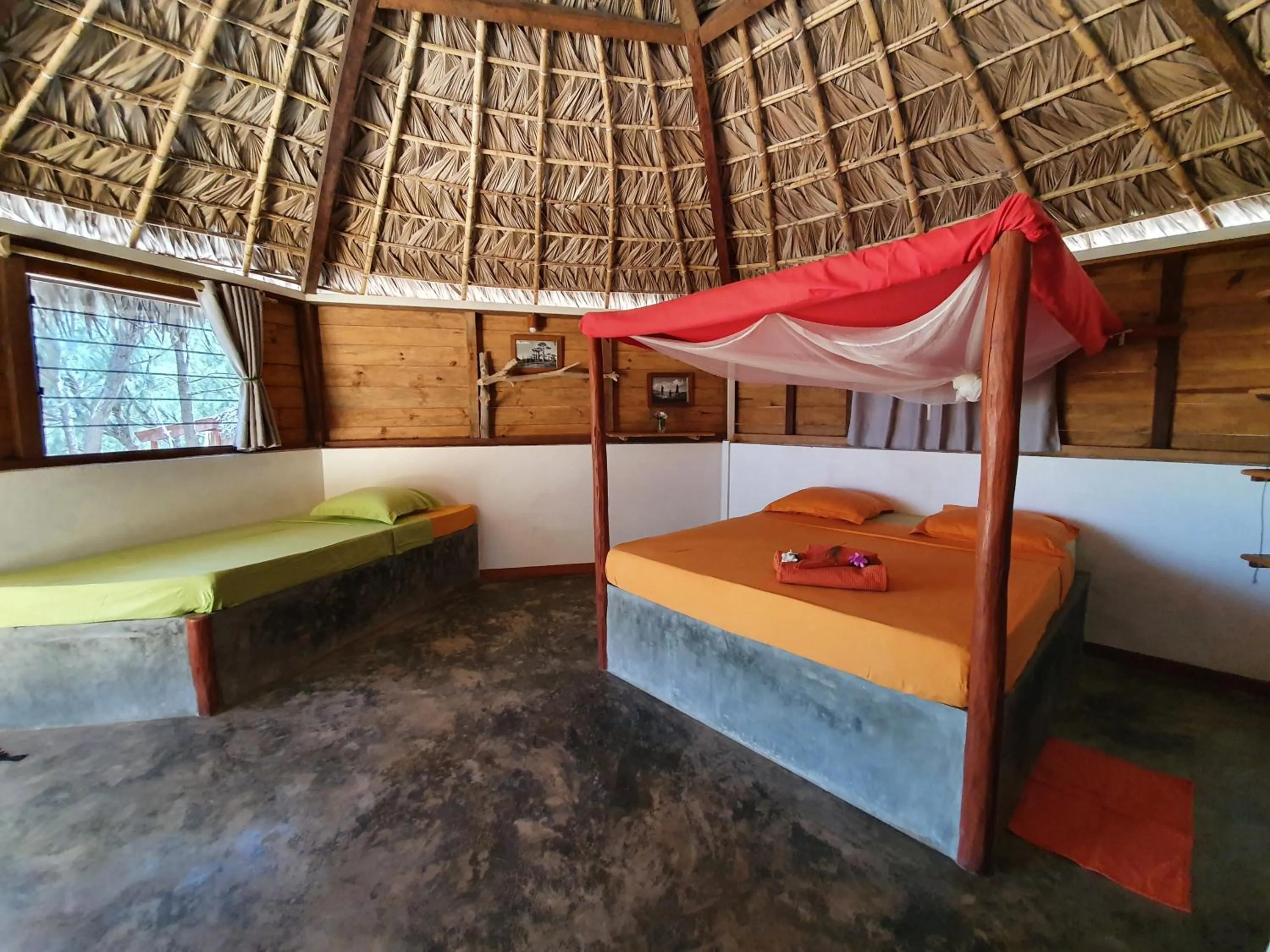 Photo of the whole room, Bed in Ocean Lodge Kite & Windsurf