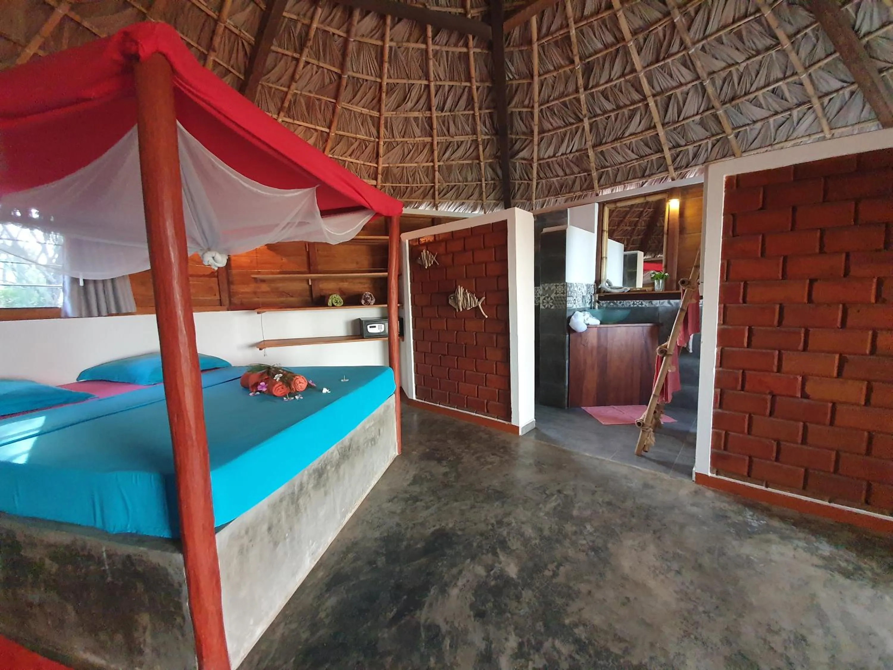 Photo of the whole room, Bed in Ocean Lodge Kite & Windsurf
