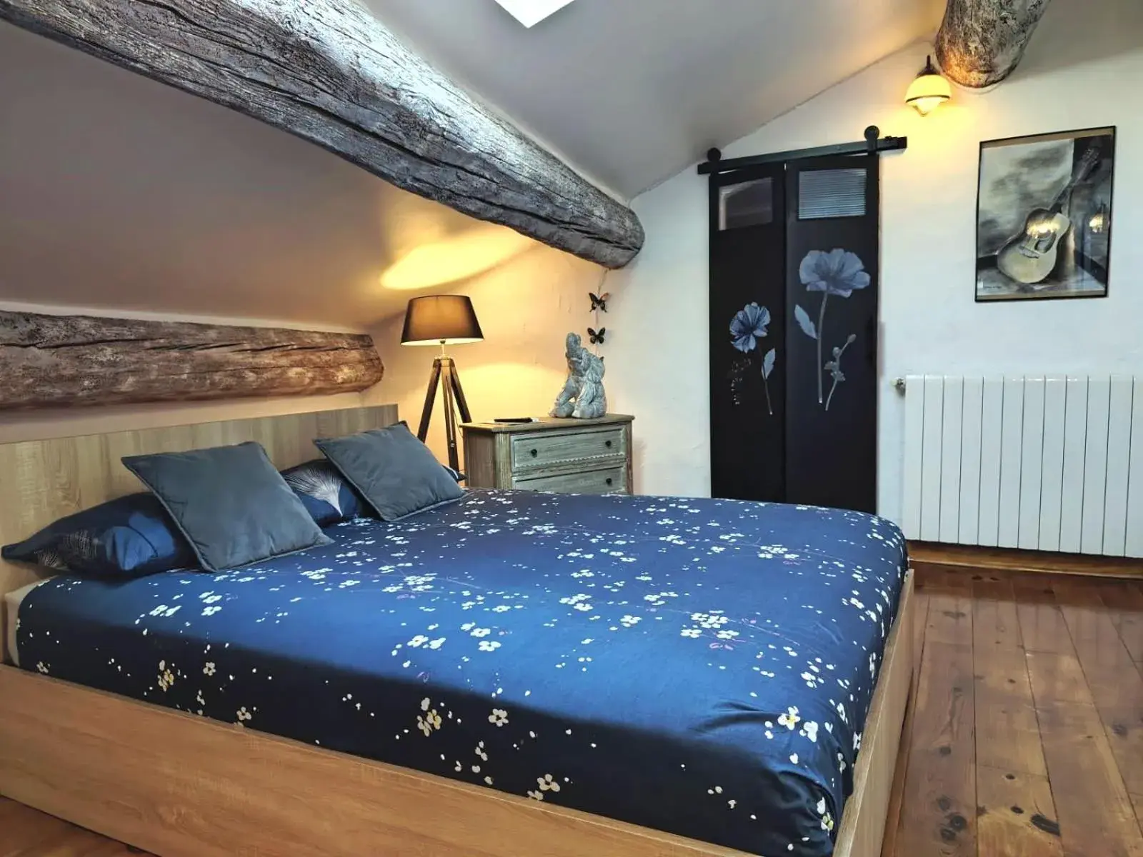 Deluxe Double Room with Private Bathroom in VILLA ARTEMIA Maison vigneronne - chambre d hôtes-B&B-piscine et spa Deluxe Double Room with Private Bathroom in VILLA ARTEMIA Maison vigneronne - chambre d hôtes-B&B-piscine et spa