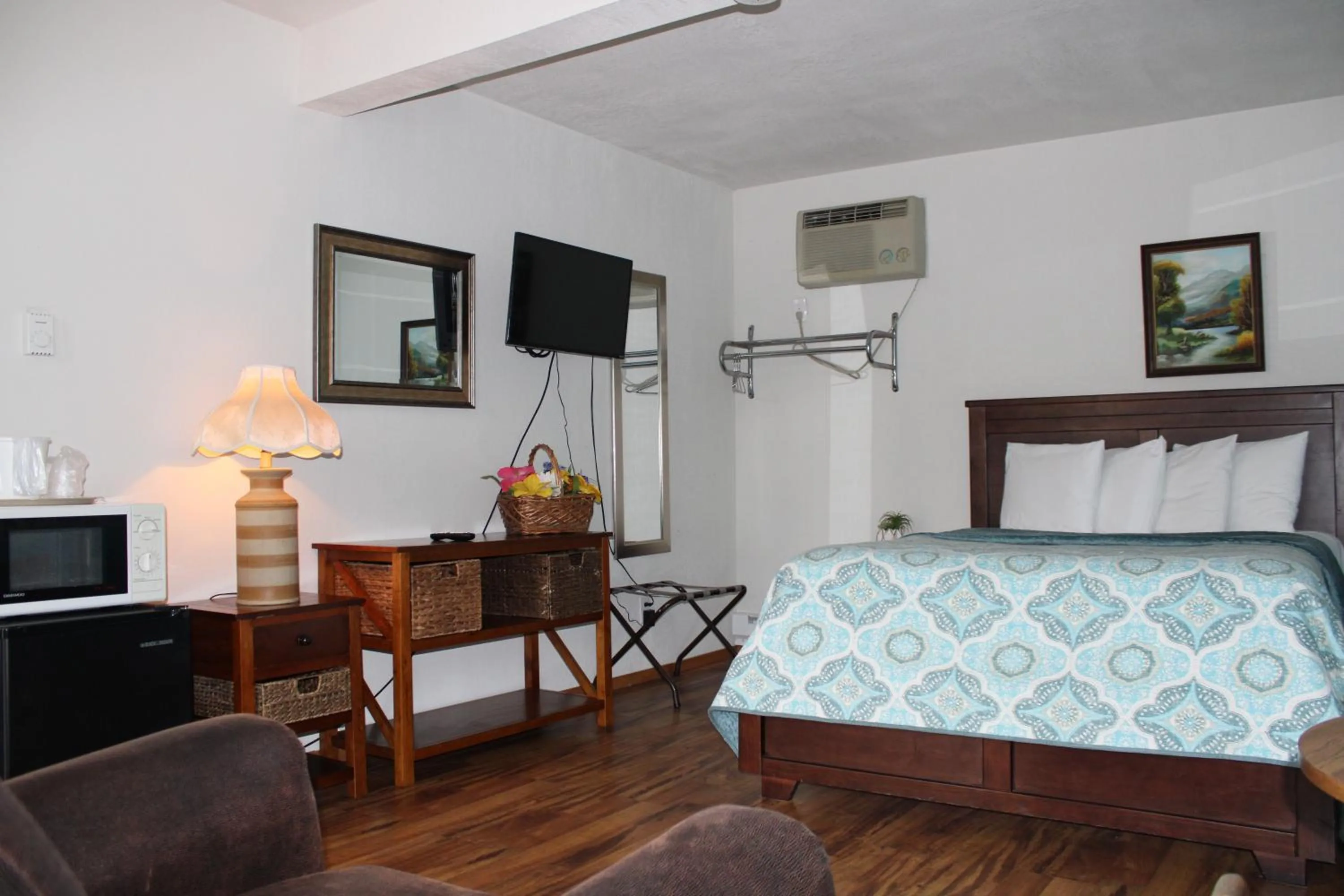 Bedroom in River Road Motel