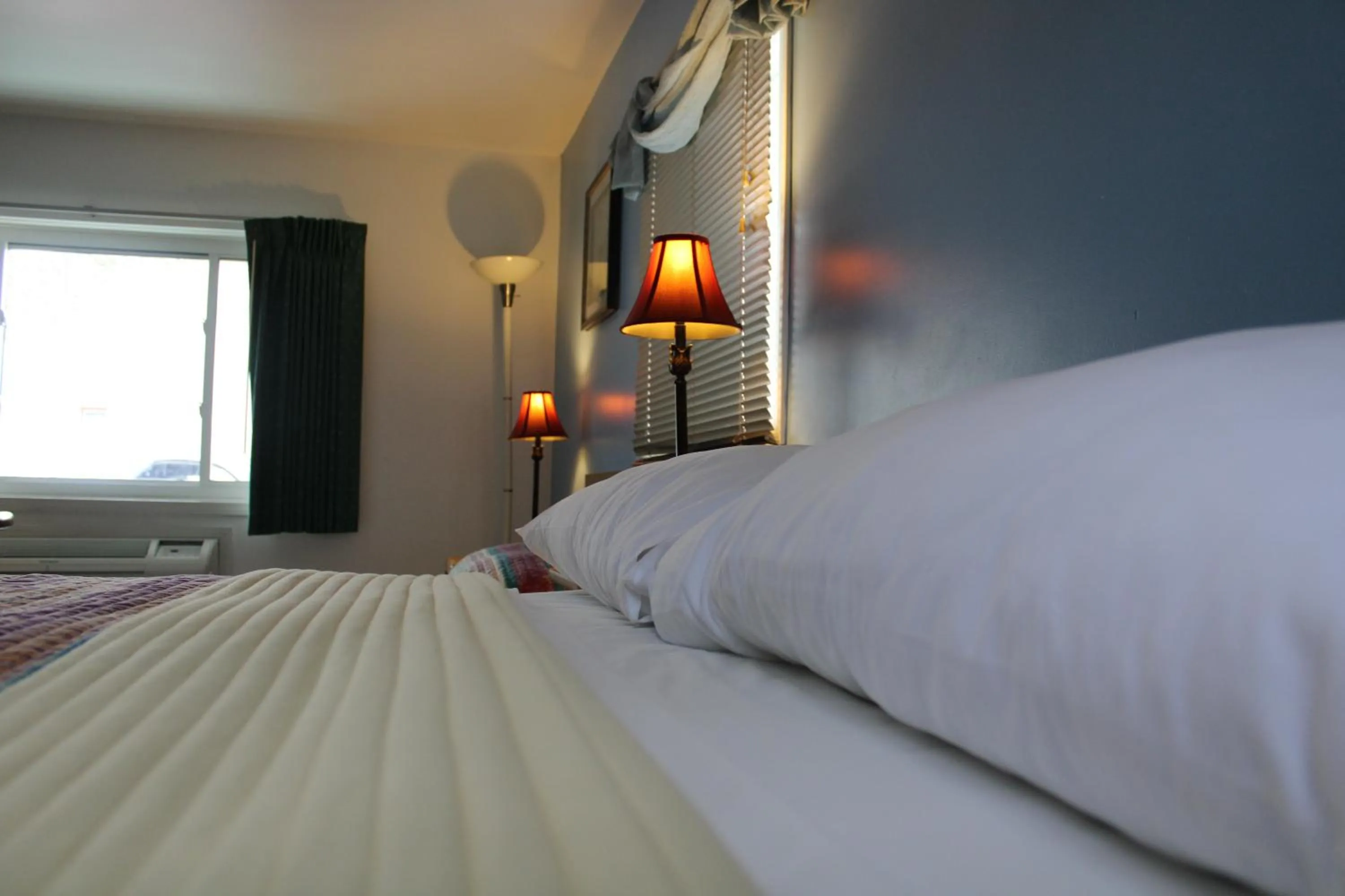 Bedroom in River Road Motel