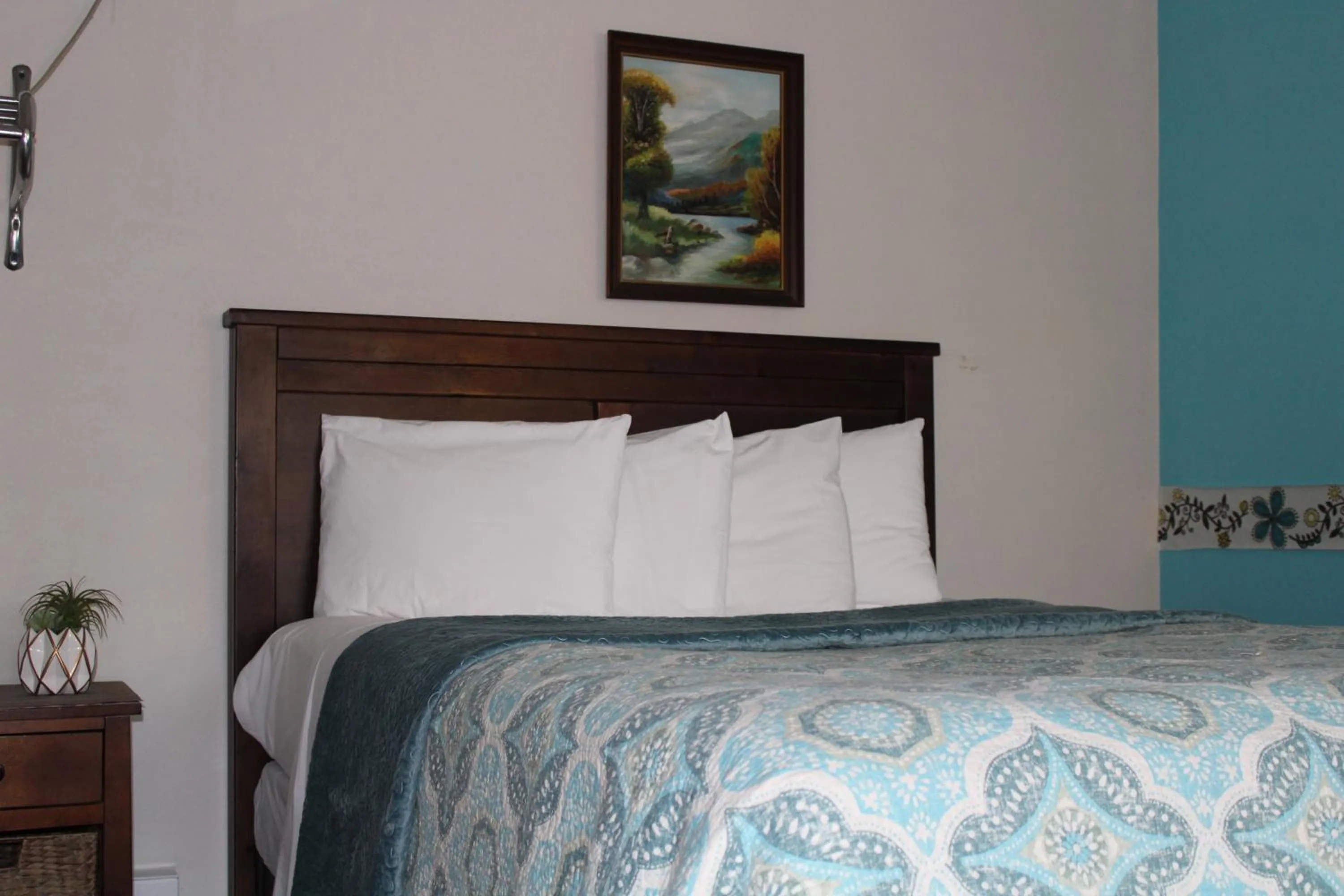 Bedroom in River Road Motel