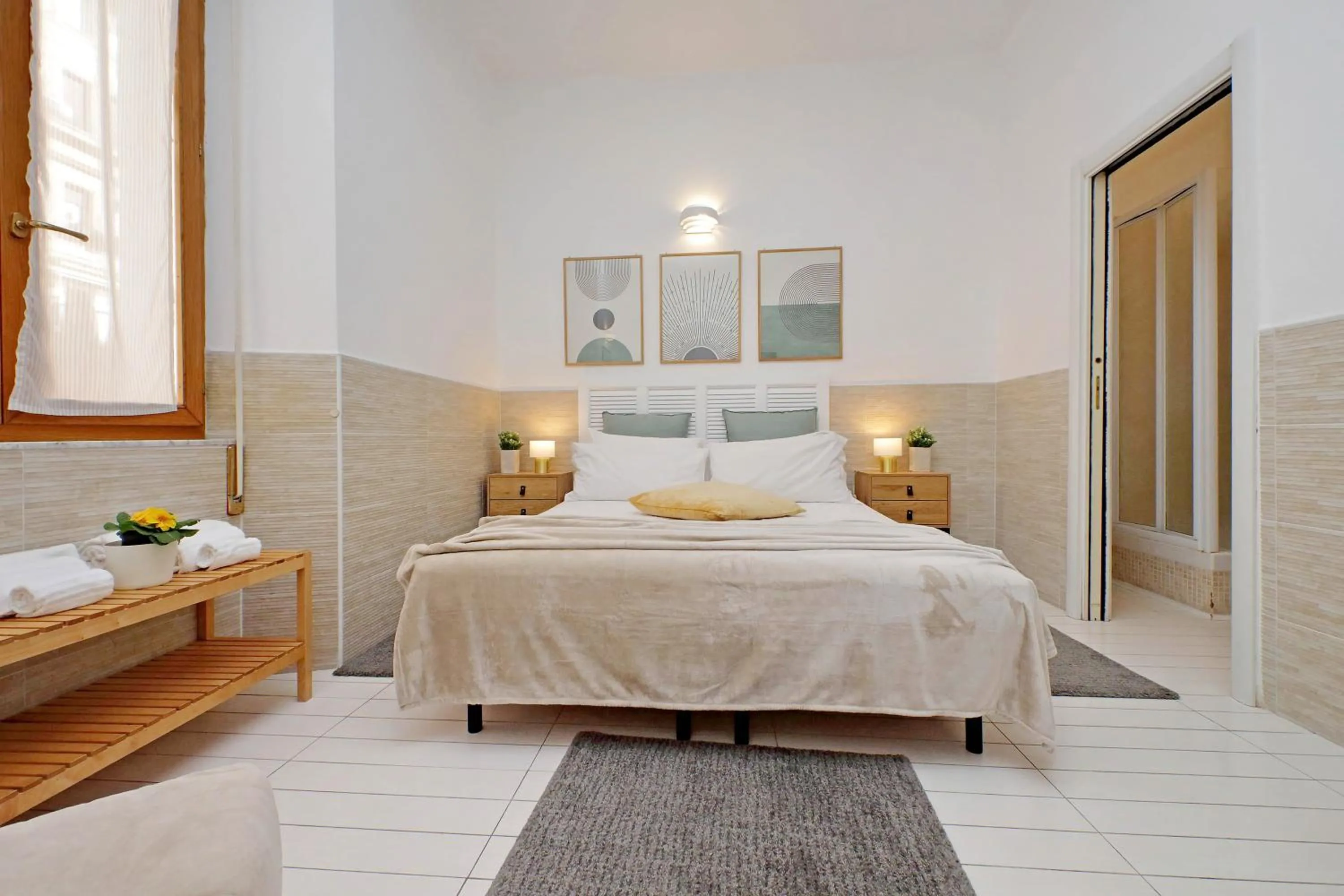 Photo of the whole room, Bed in Opera Inn Suites - Rooms and Apartments