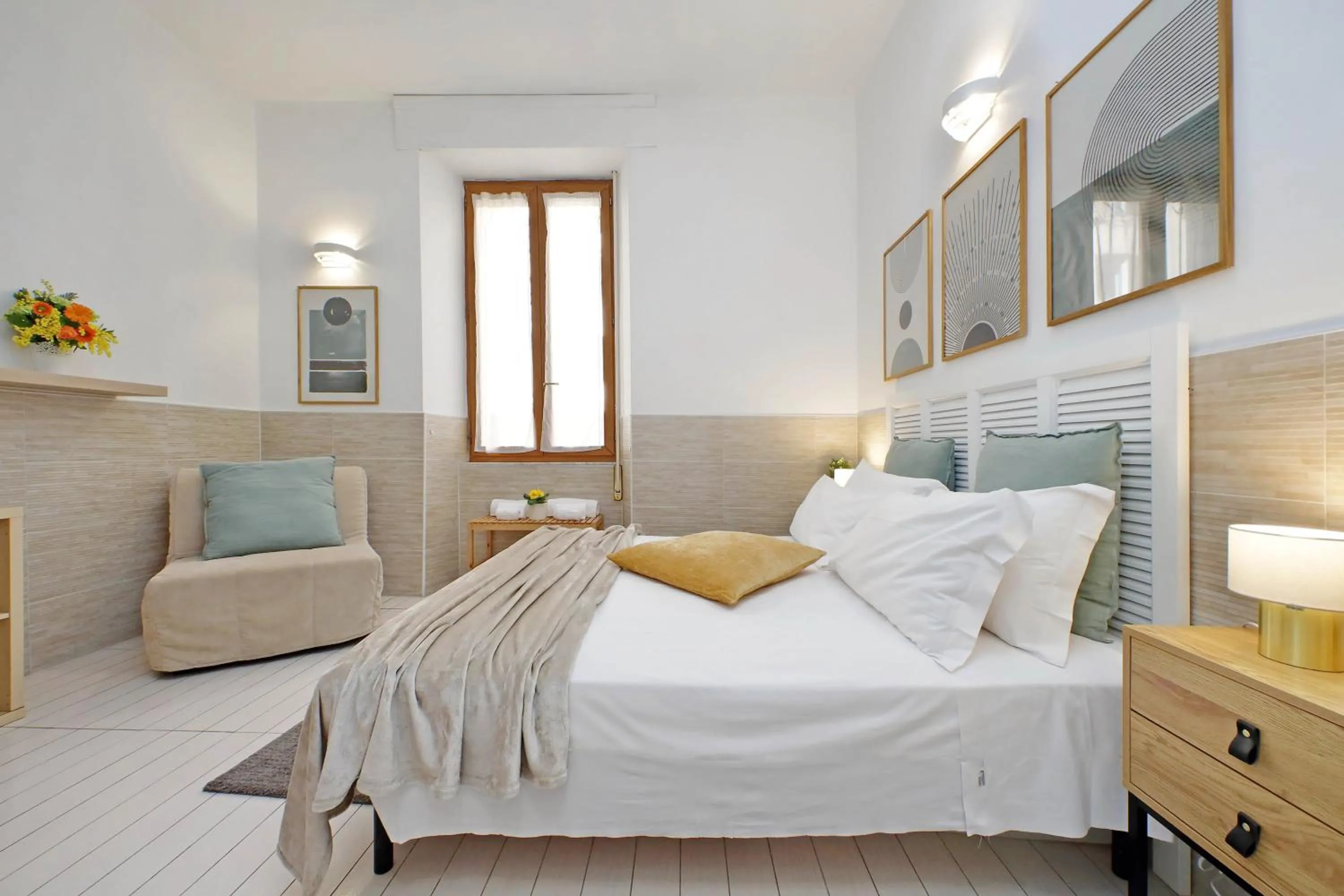 Photo of the whole room, Bed in Opera Inn Suites - Rooms and Apartments