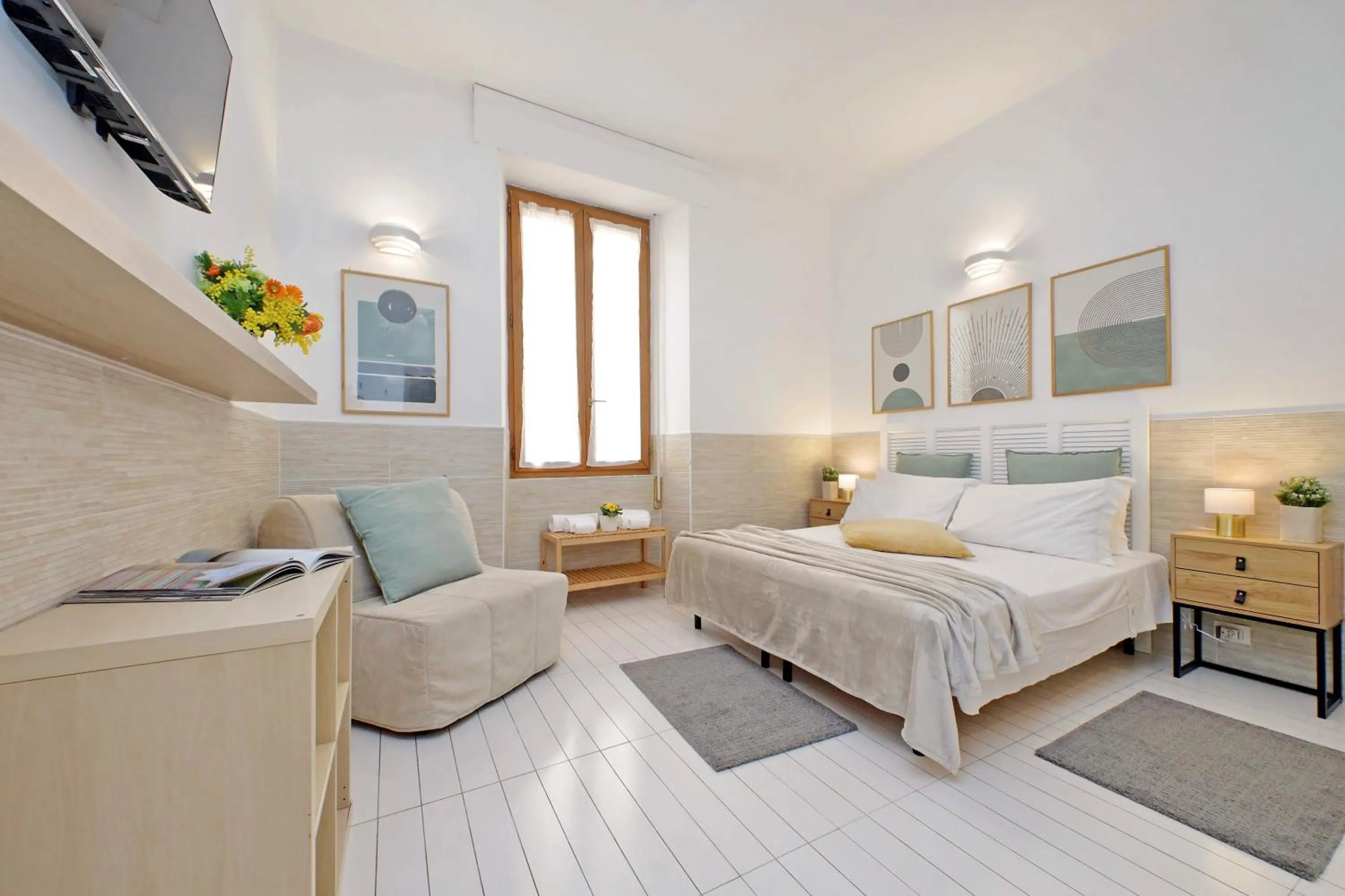 Photo of the whole room, Bed in Opera Inn Suites - Rooms and Apartments