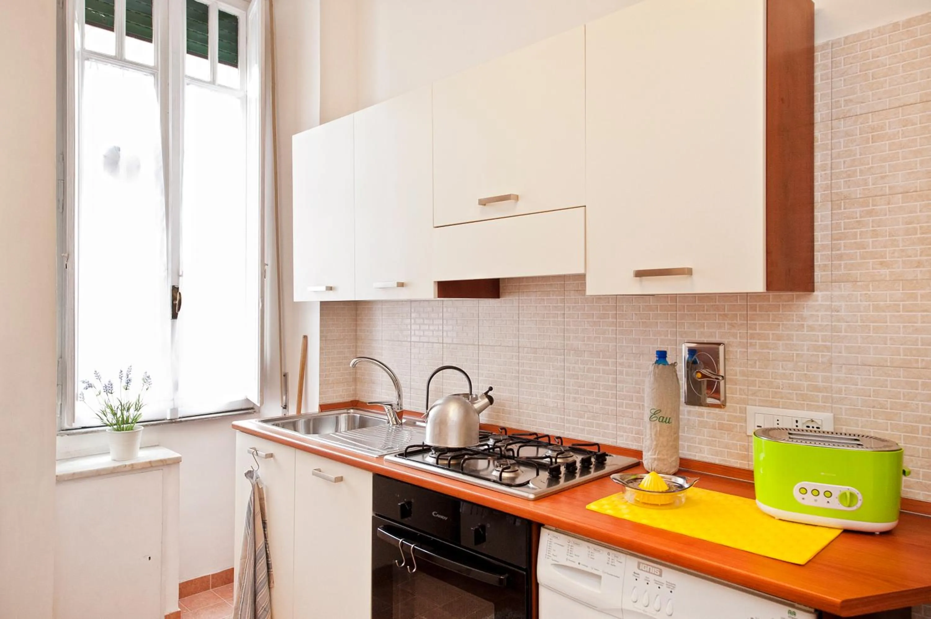 Kitchen or kitchenette in Opera Inn Suites - Rooms and Apartments