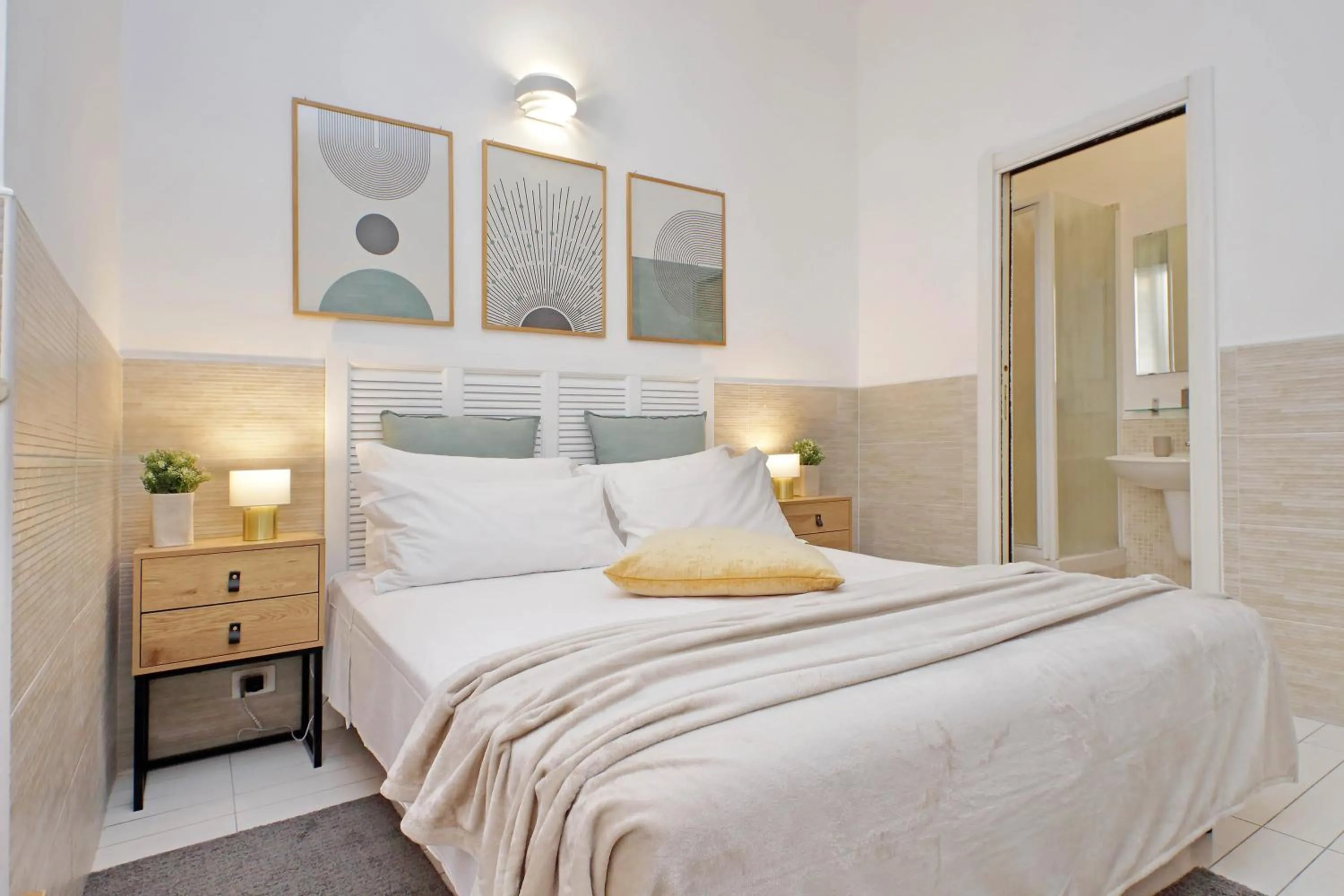 Photo of the whole room, Bed in Opera Inn Suites - Rooms and Apartments