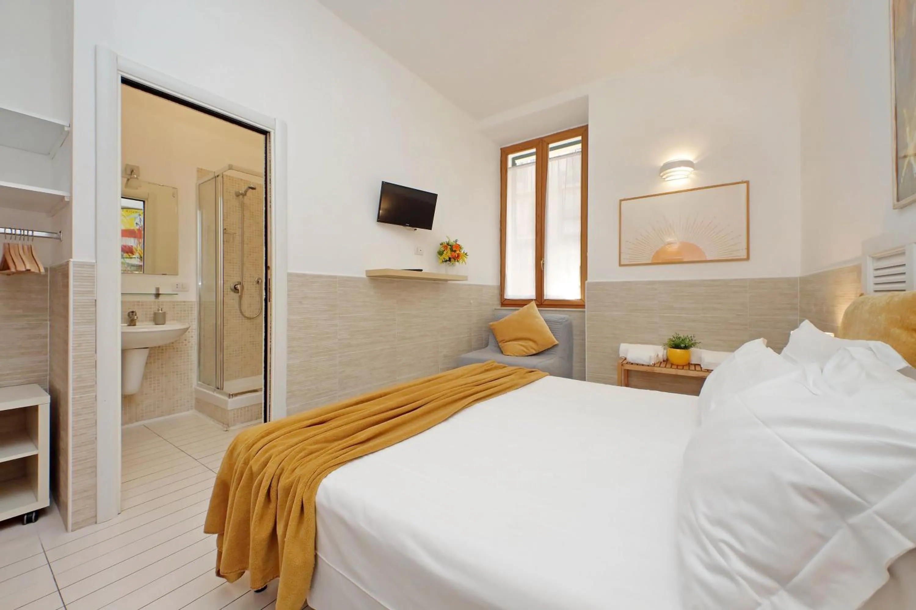 Photo of the whole room, Bed in Opera Inn Suites - Rooms and Apartments