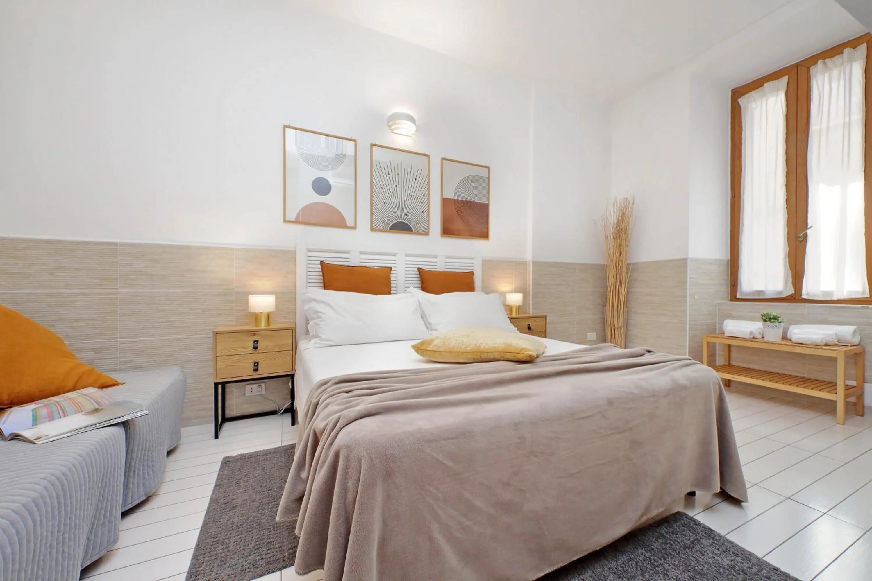 Photo of the whole room, Bed in Opera Inn Suites - Rooms and Apartments