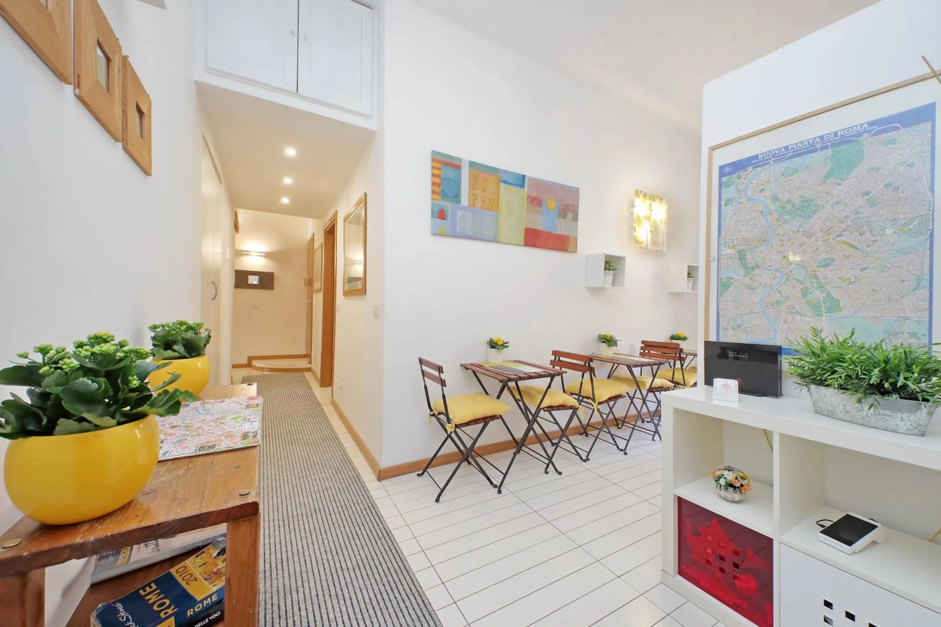Dining area in Opera Inn Suites - Rooms and Apartments