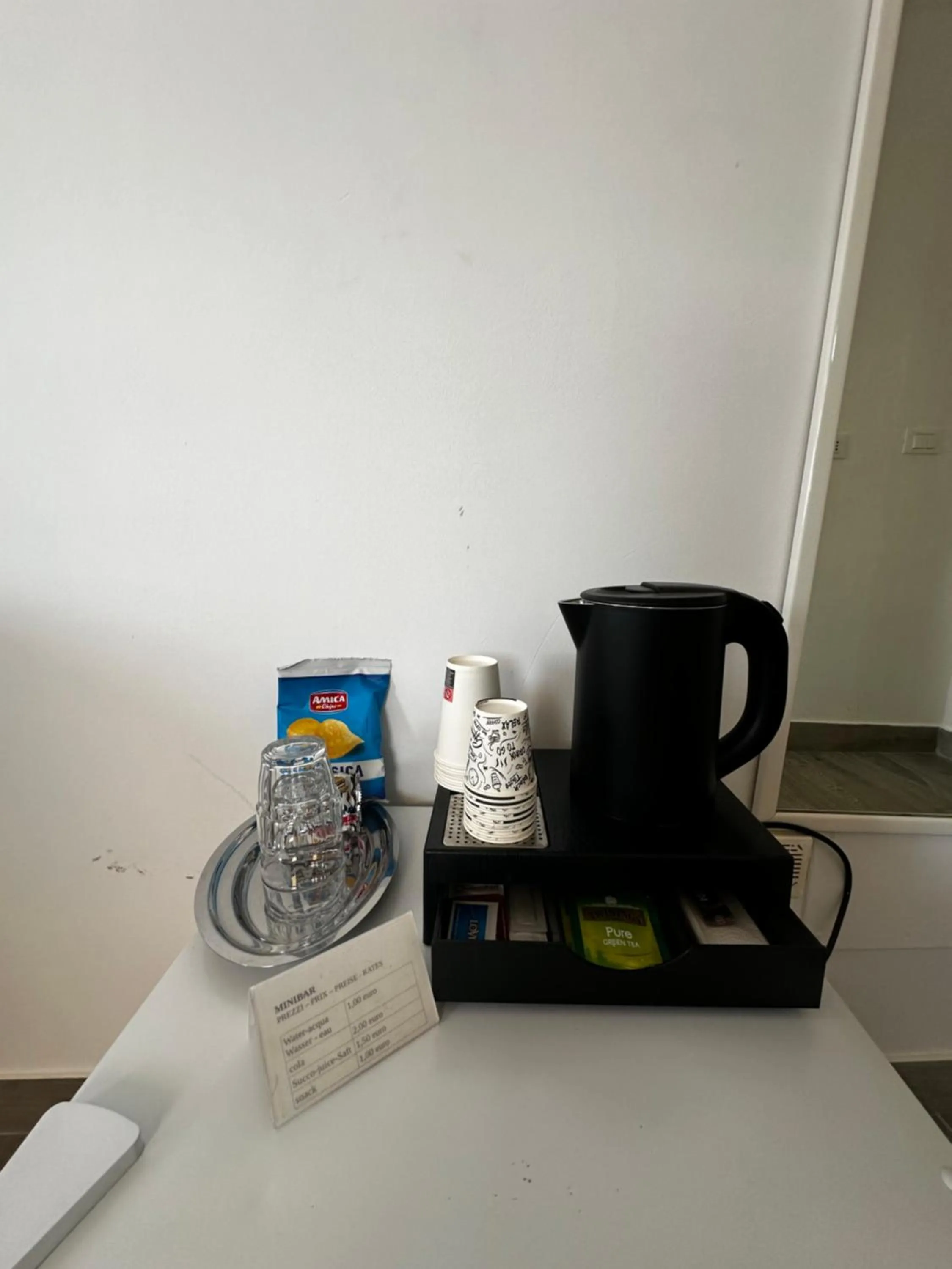 Coffee/tea facilities in All Comfort Astoria Palace