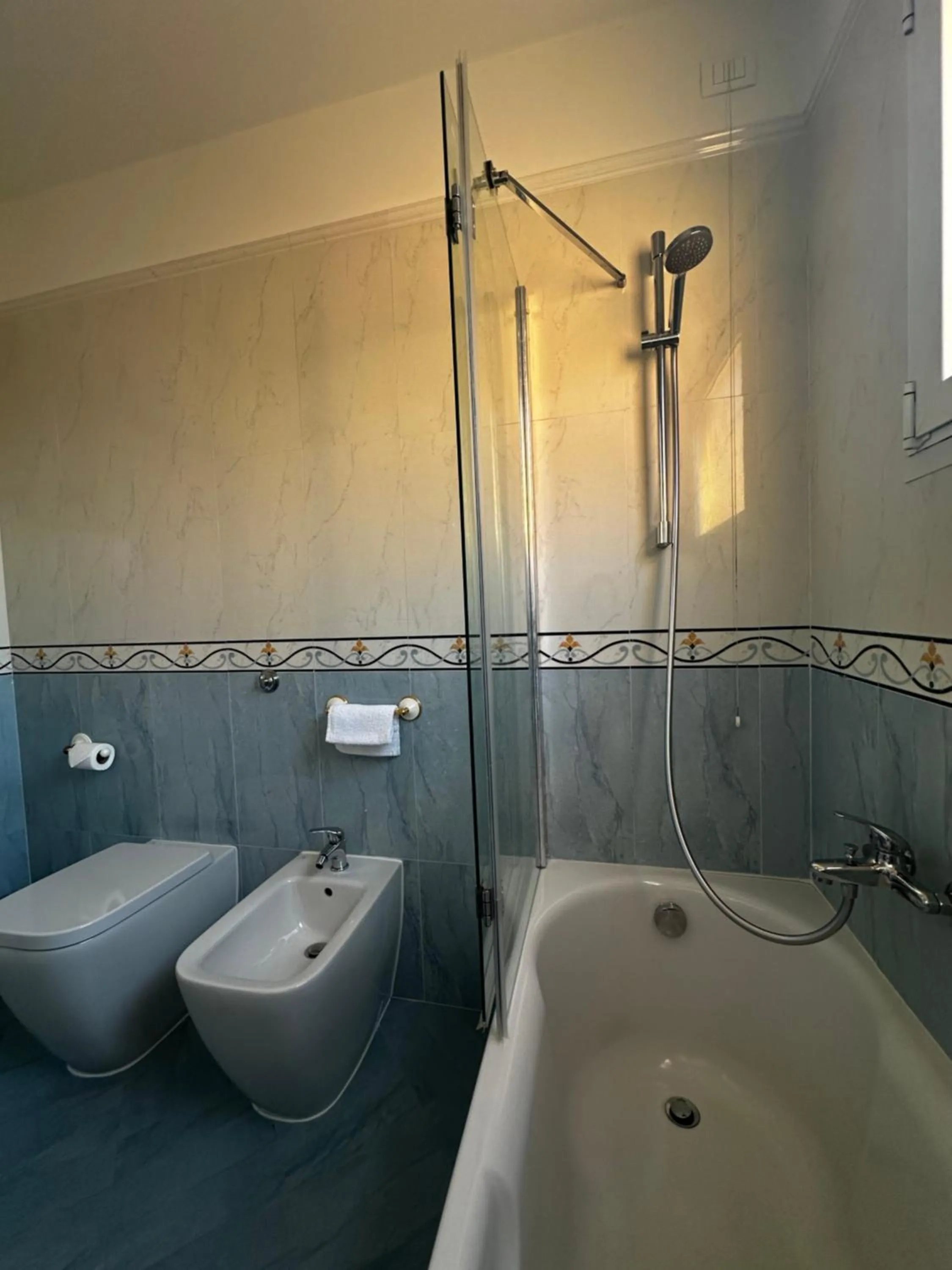 Shower in All Comfort Astoria Palace