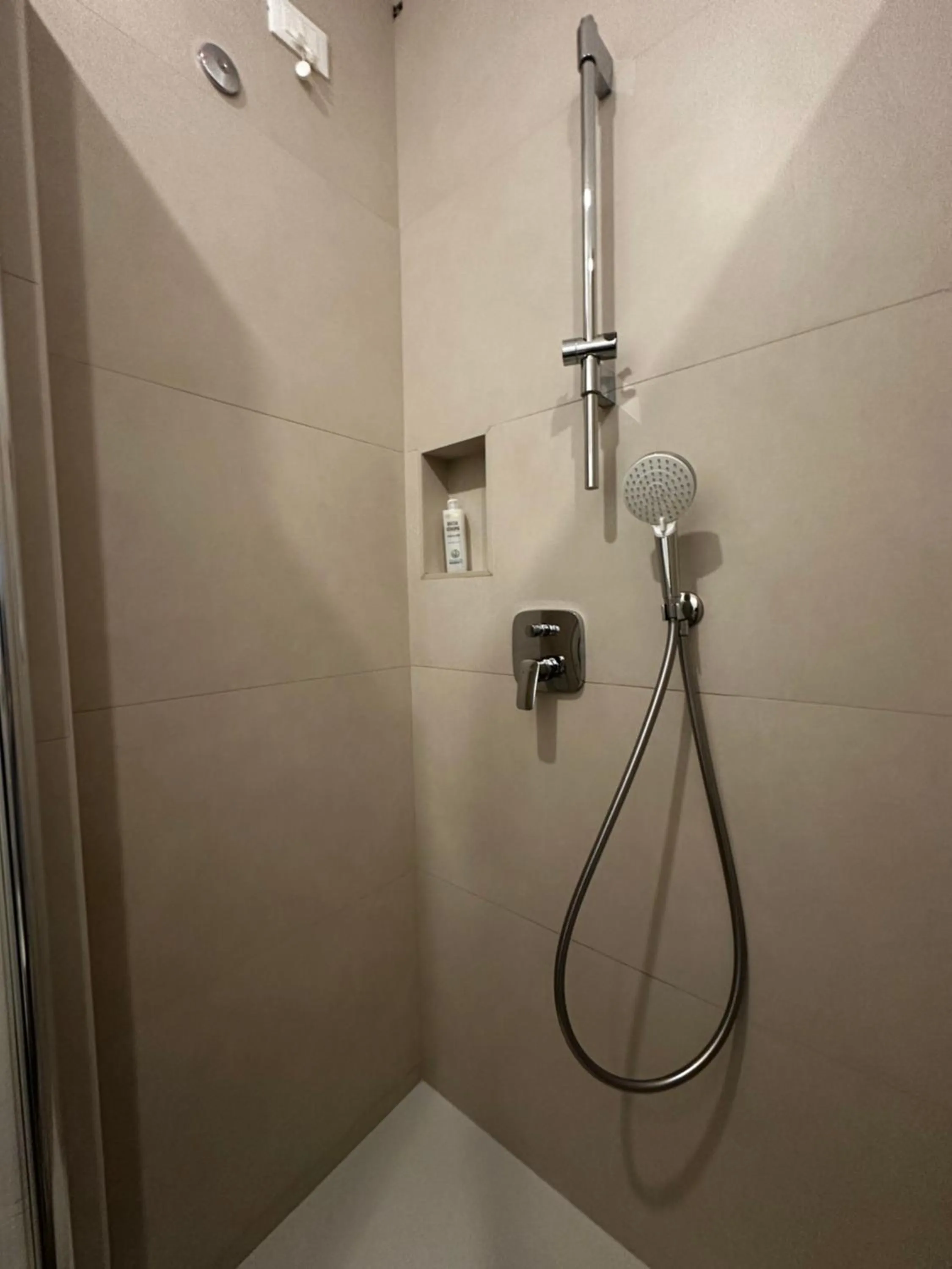 Shower in All Comfort Astoria Palace