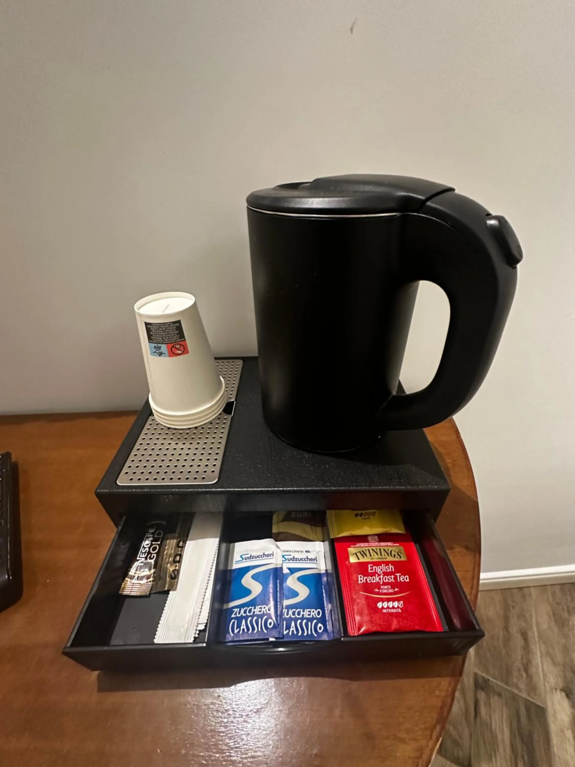 Coffee/tea facilities in All Comfort Astoria Palace