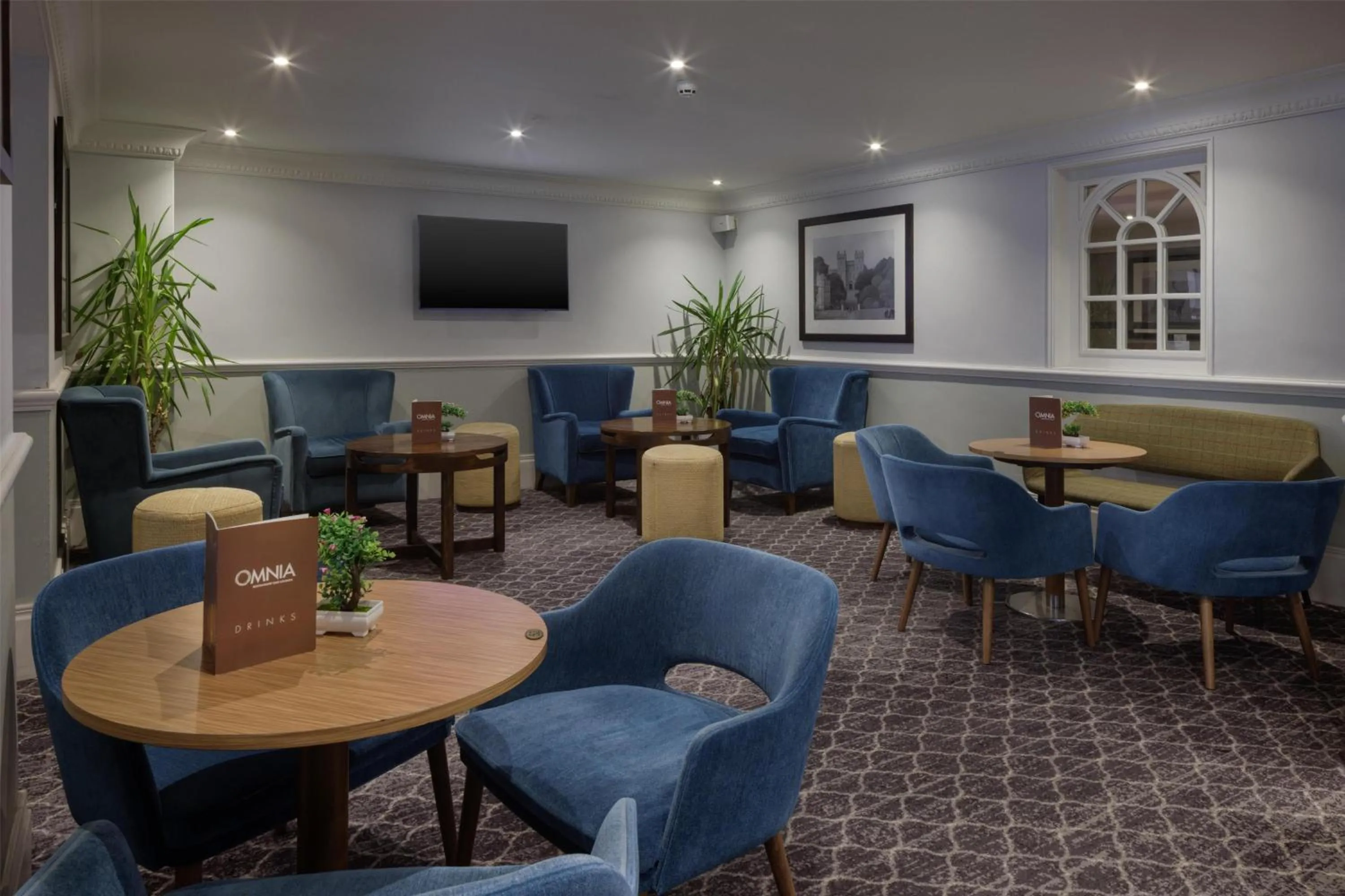 Lounge or bar in DoubleTree by Hilton St. Anne's Manor