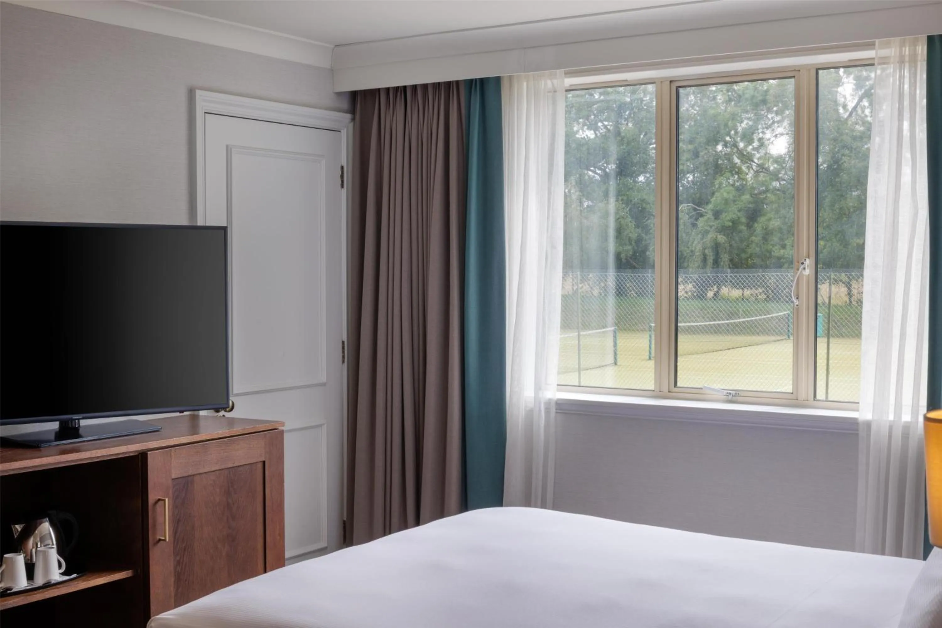 Bed in DoubleTree by Hilton St. Anne's Manor