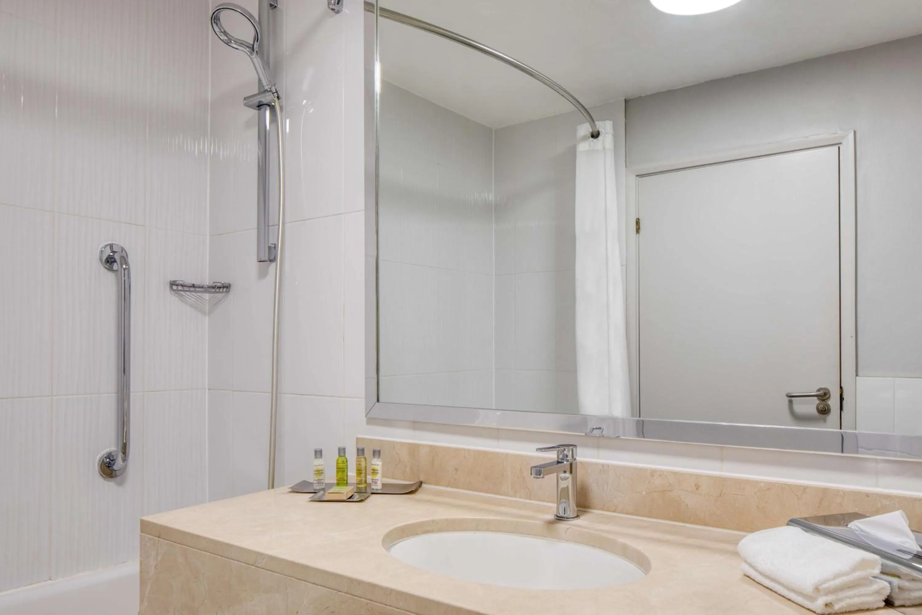 Shower in Orida Hotels Newbury