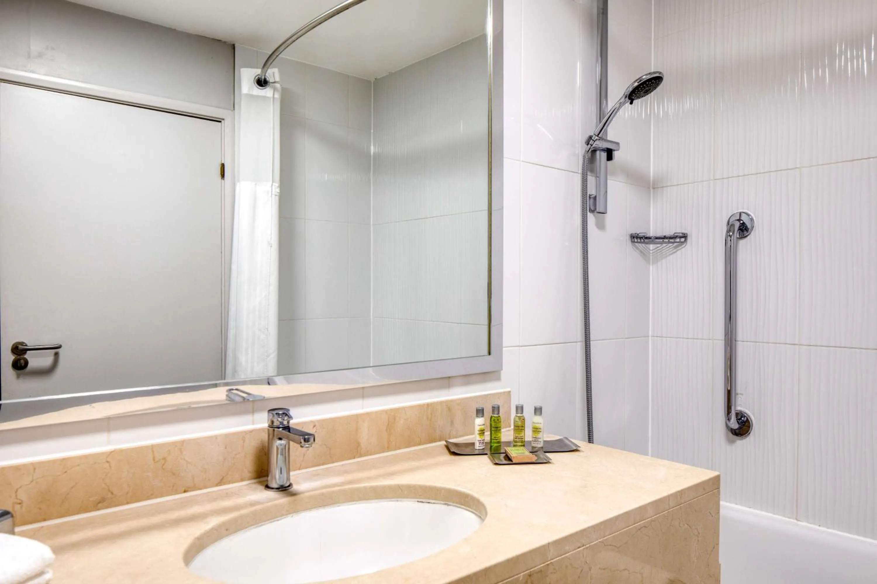 Shower in Orida Hotels Newbury