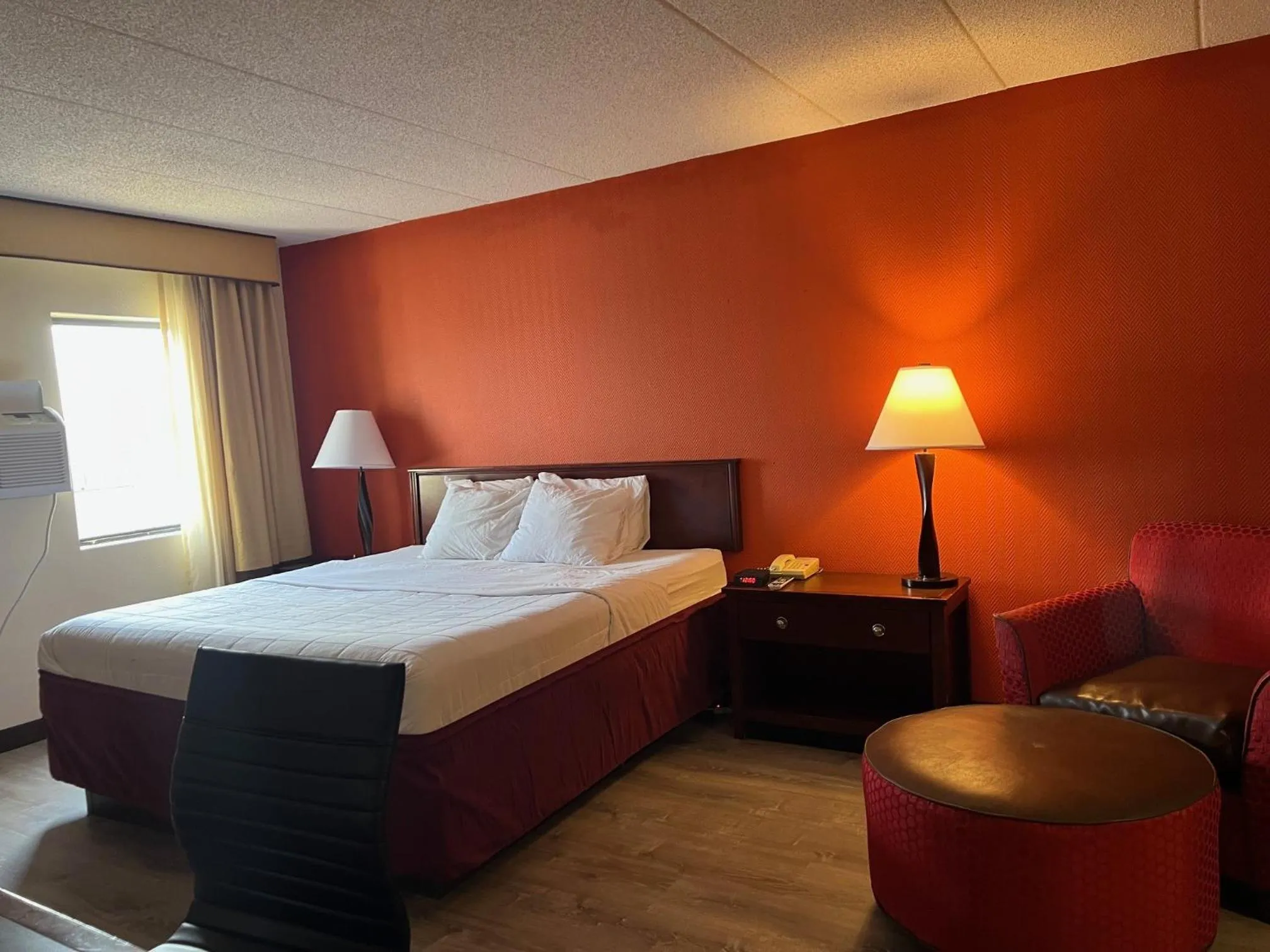 Bed in Clarion Hotel & Conference Center Lansing West