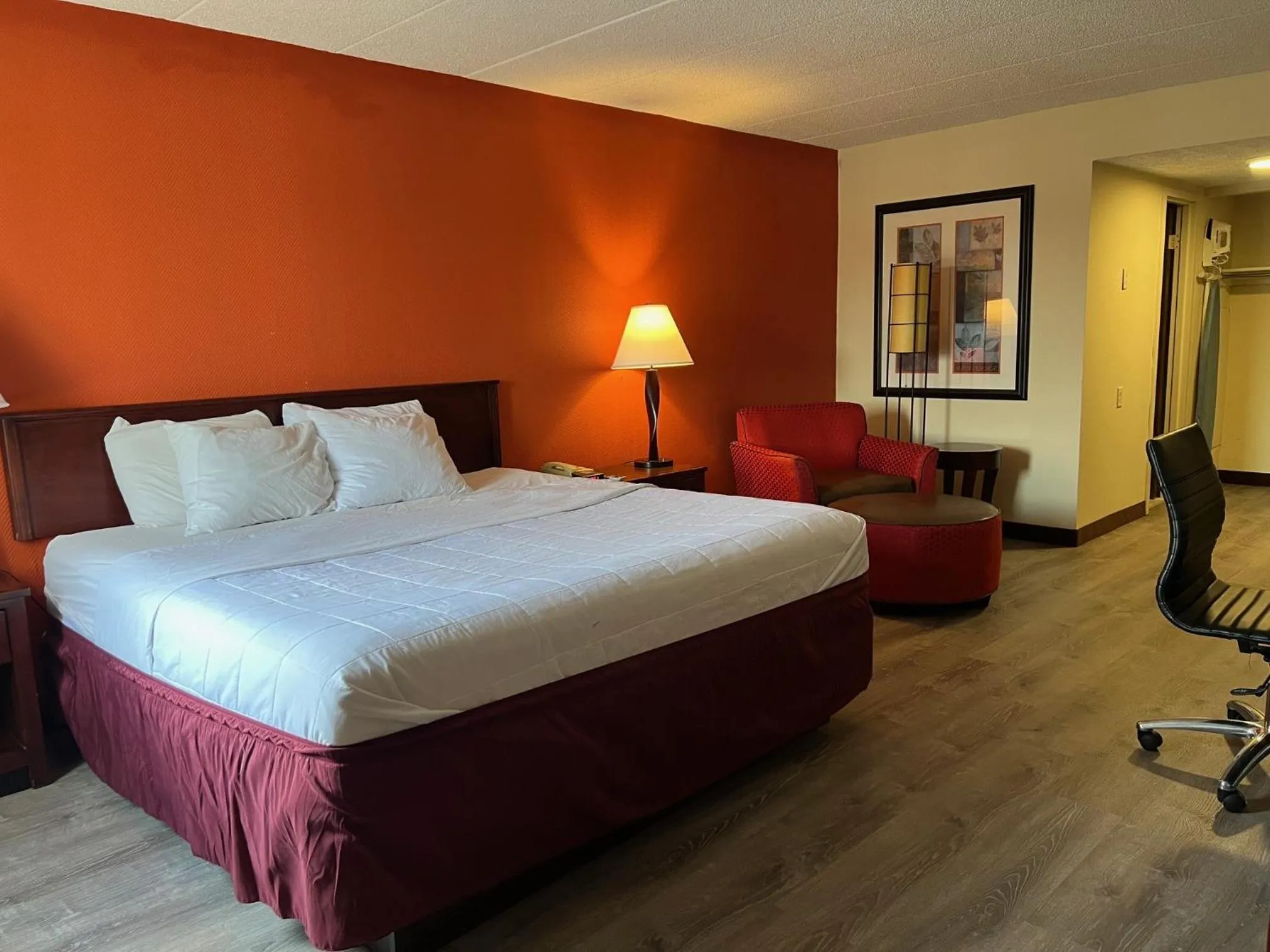 Bed in Clarion Hotel & Conference Center Lansing West