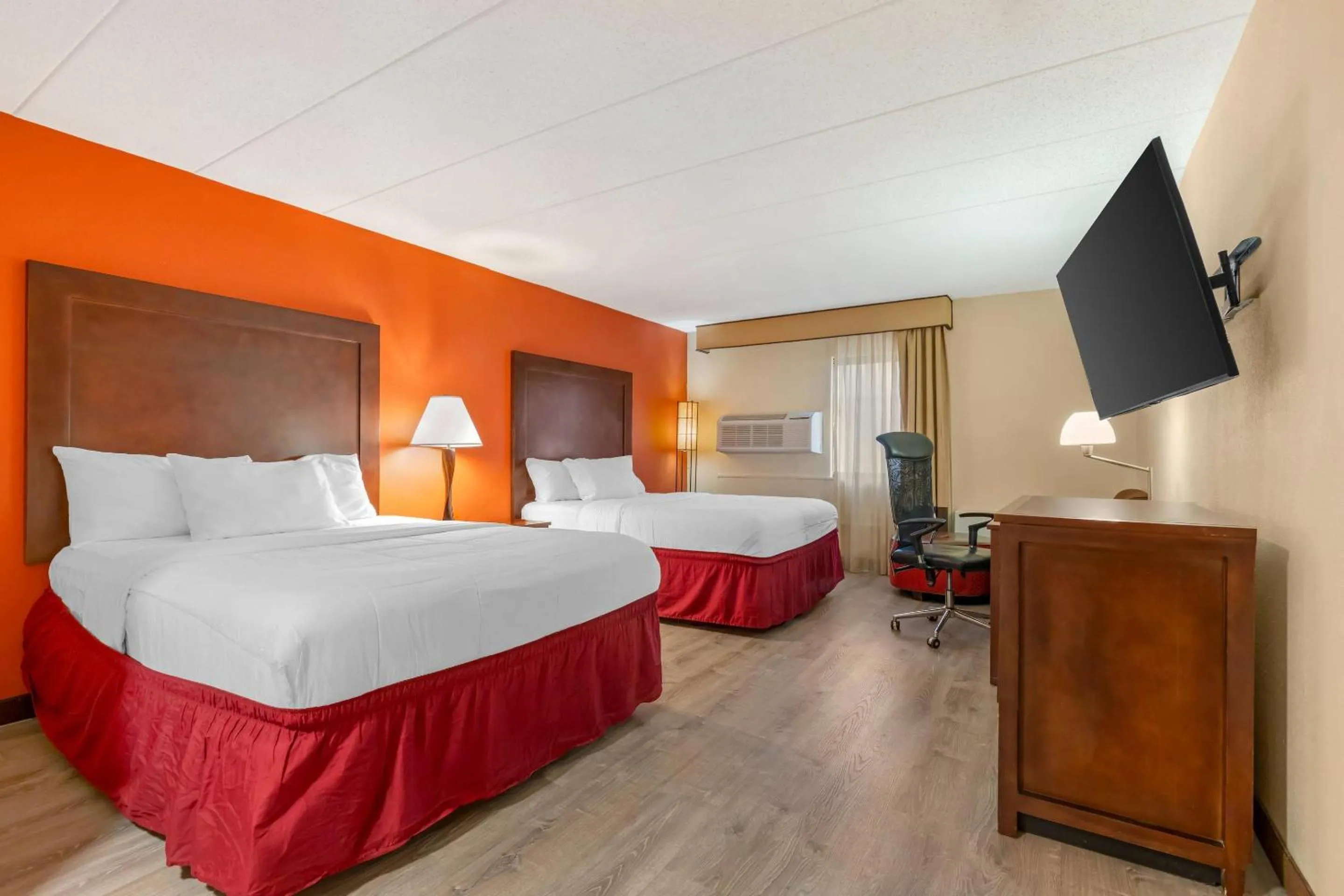 Bedroom, Bed in Clarion Hotel & Conference Center Lansing West