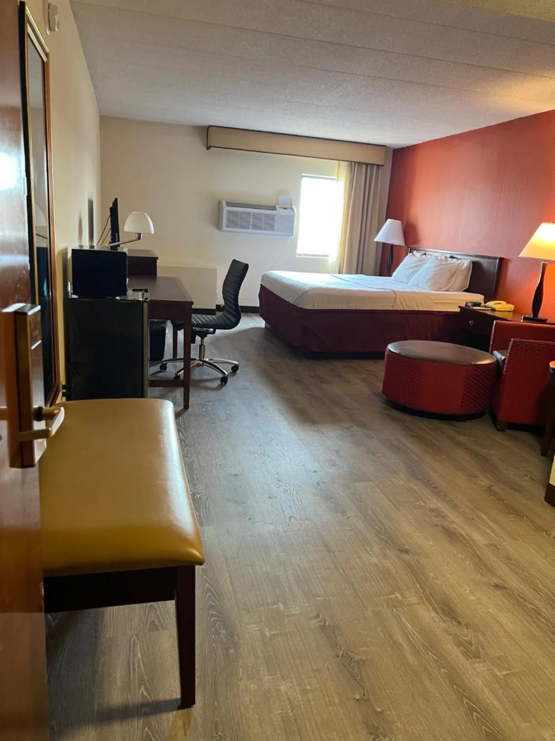 Bed in Clarion Hotel & Conference Center Lansing West