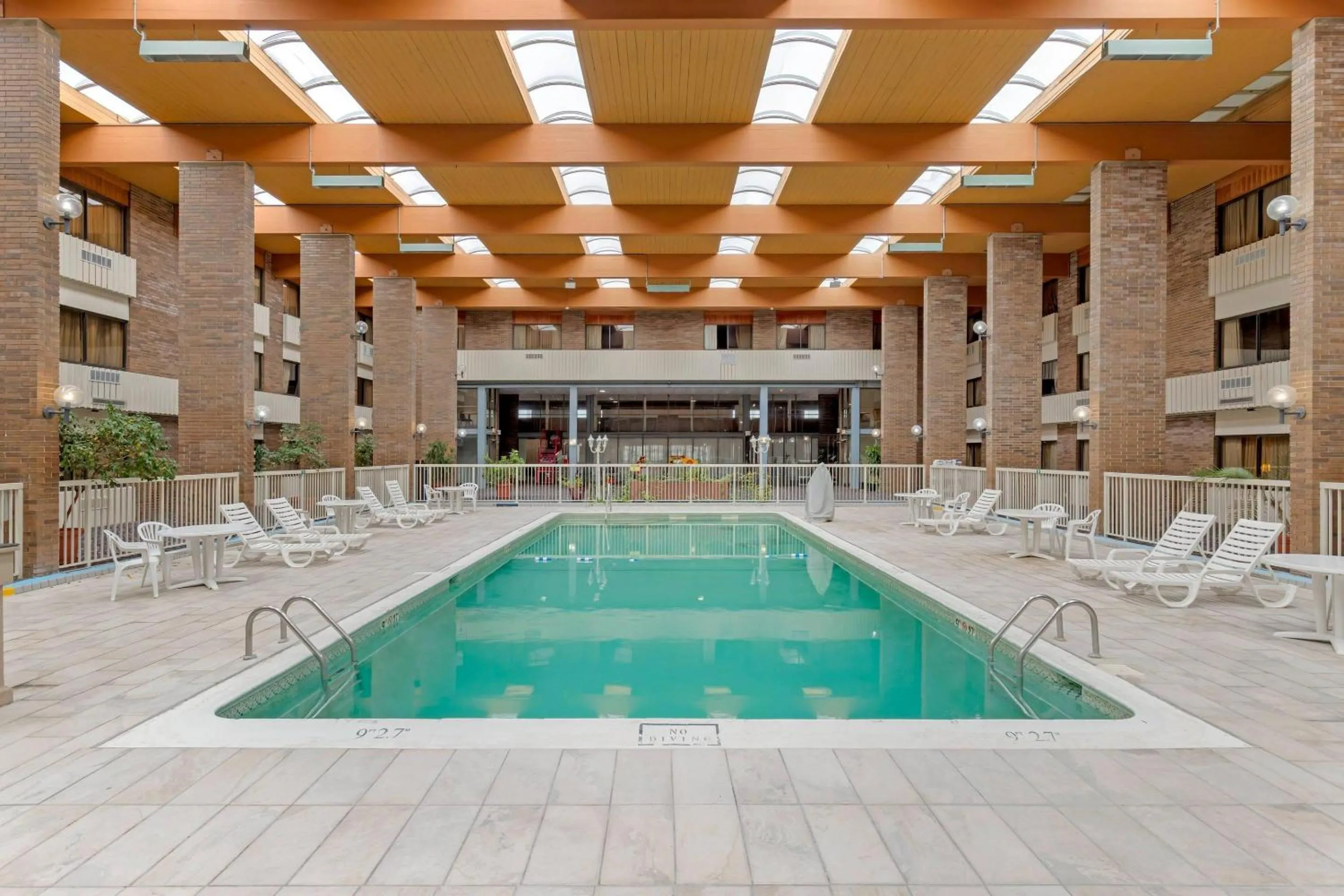 Swimming pool in Clarion Hotel & Conference Center Lansing West