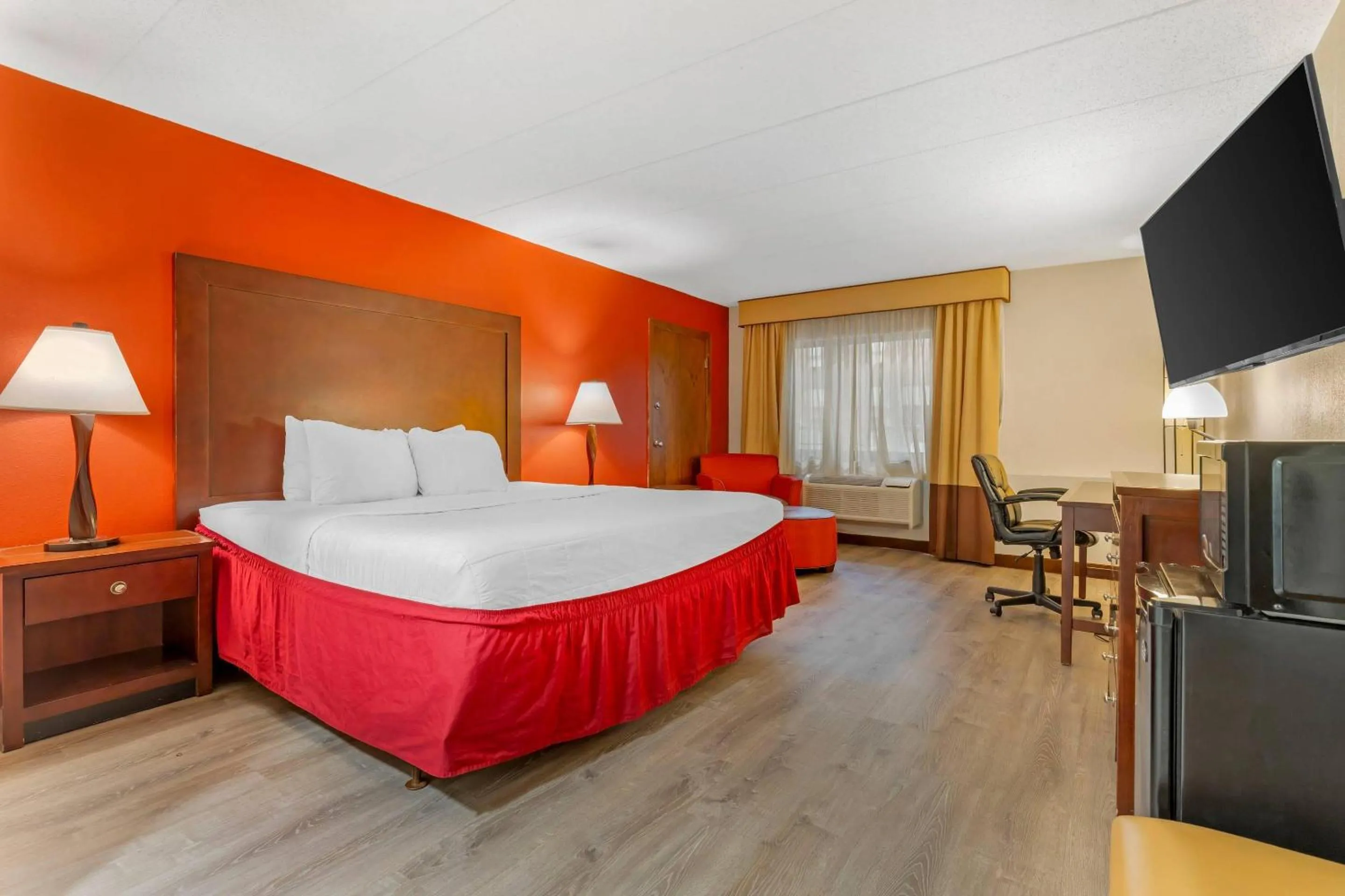 Bedroom, Bed in Clarion Hotel & Conference Center Lansing West