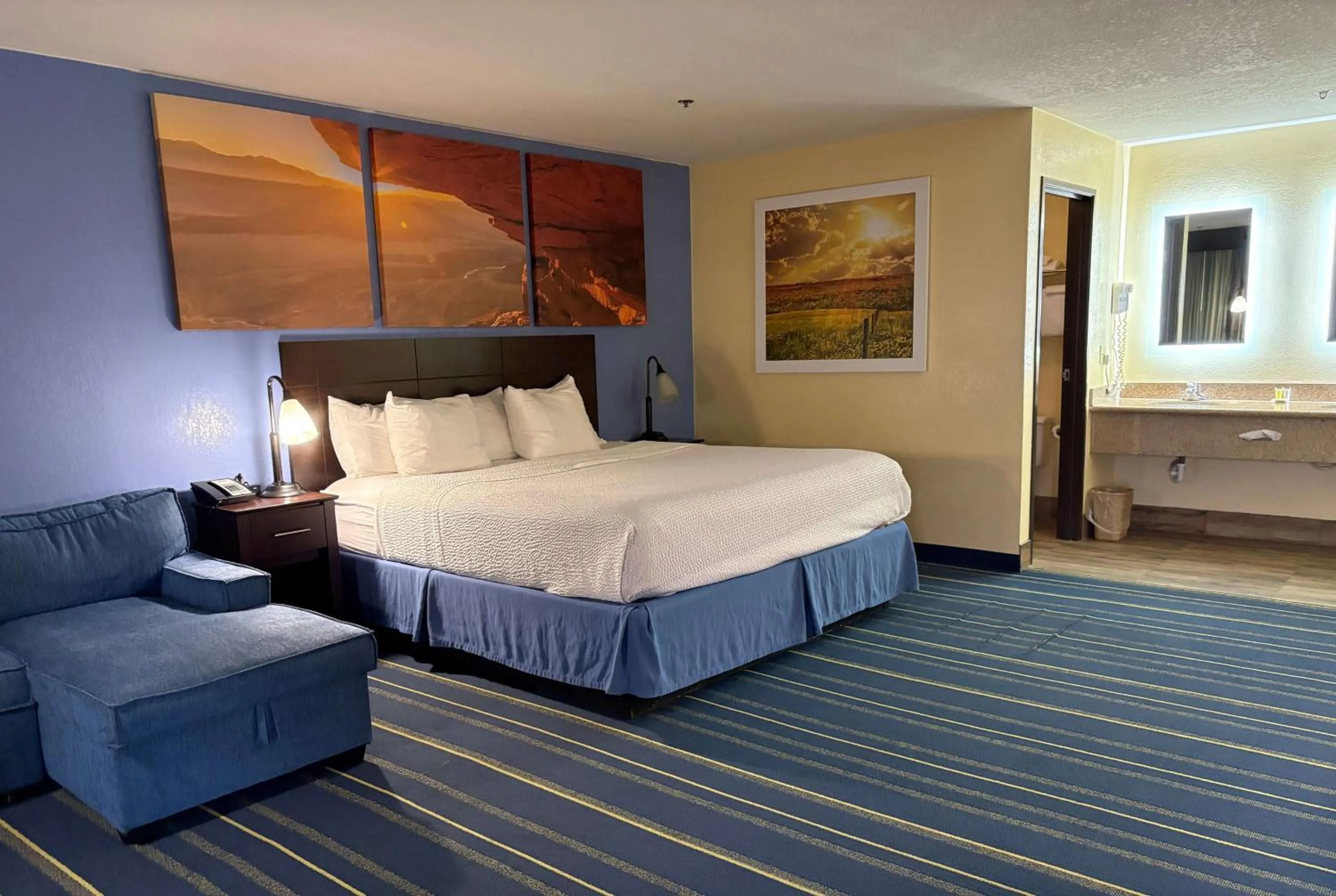 Photo of the whole room, Bed in Days Inn by Wyndham Holbrook