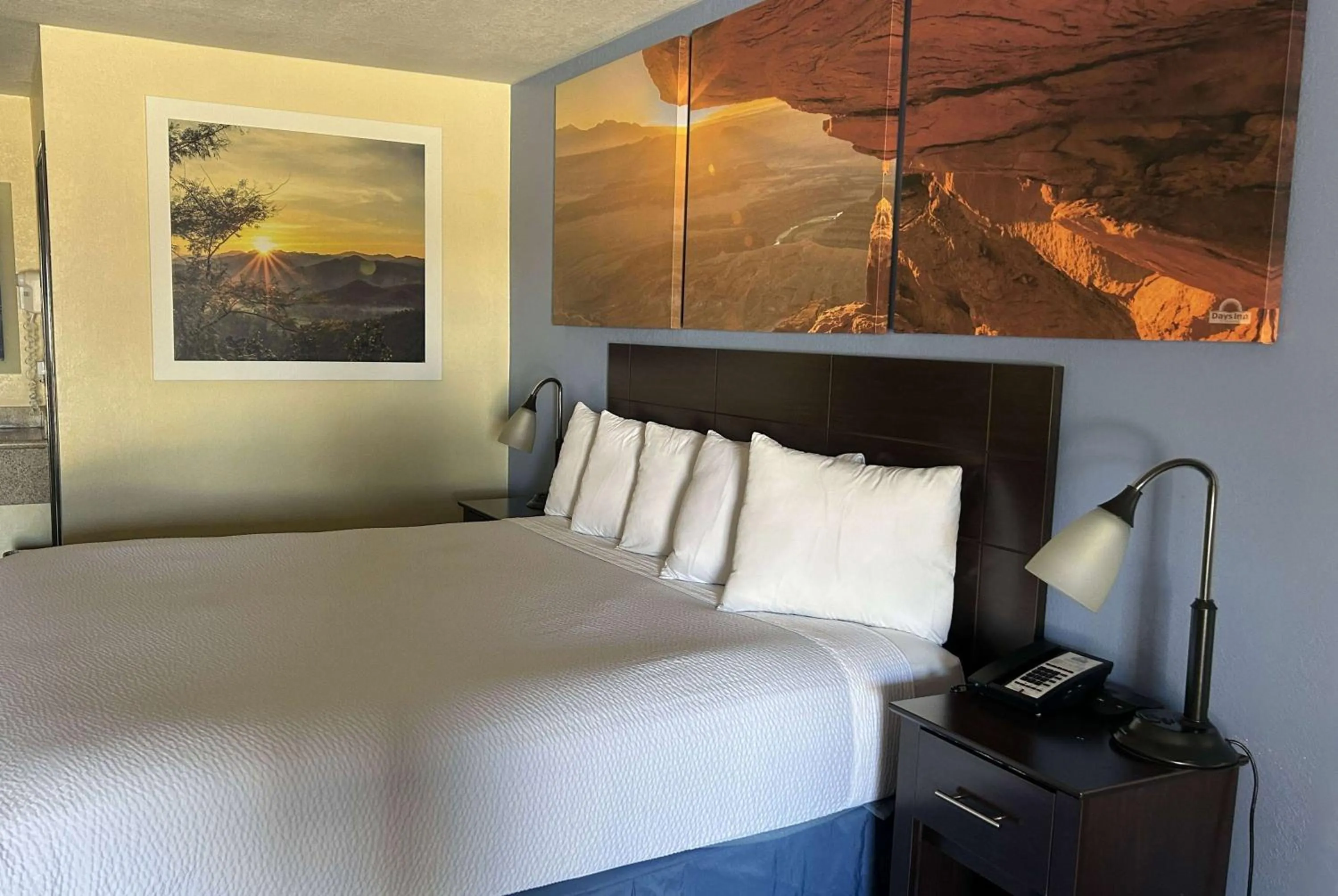 Photo of the whole room, Bed in Days Inn by Wyndham Holbrook