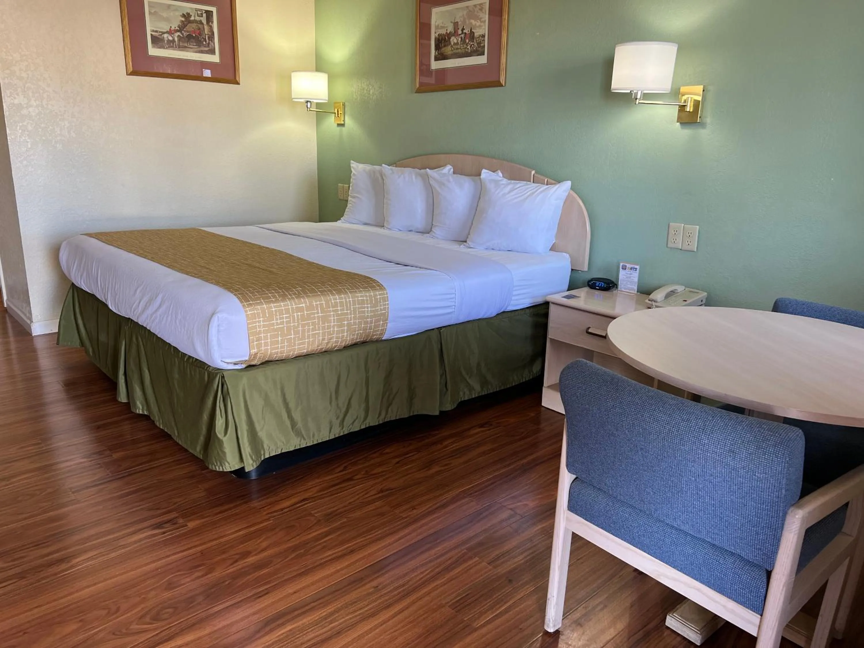 Bed in Travelodge by Wyndham Holbrook