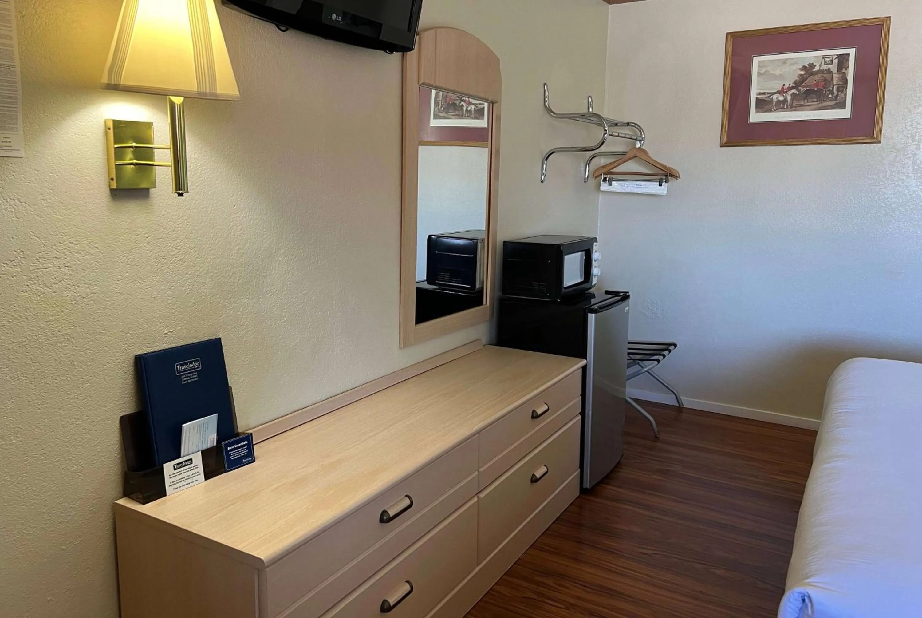 Photo of the whole room, Bed in Travelodge by Wyndham Holbrook