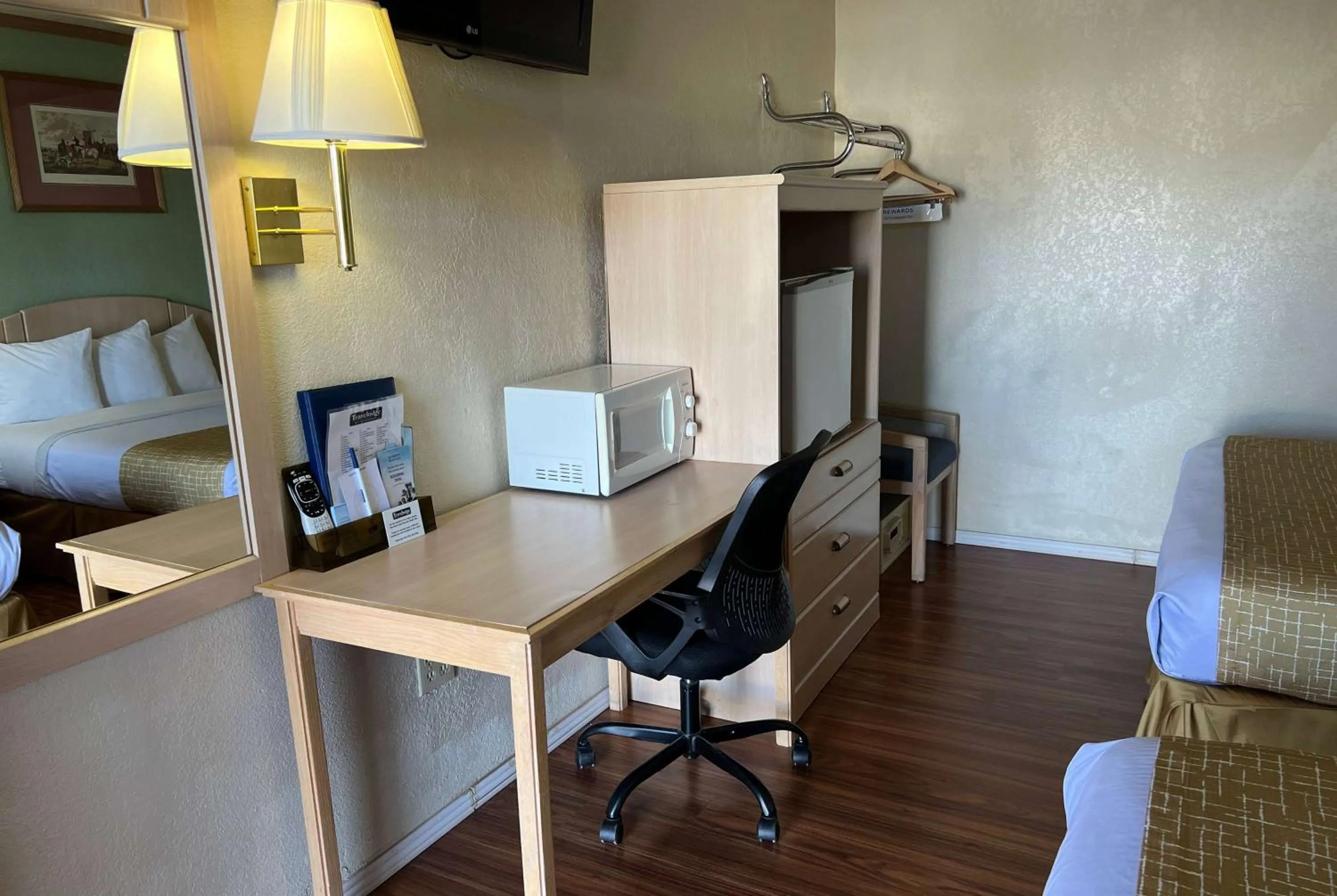 Photo of the whole room, Bed in Travelodge by Wyndham Holbrook