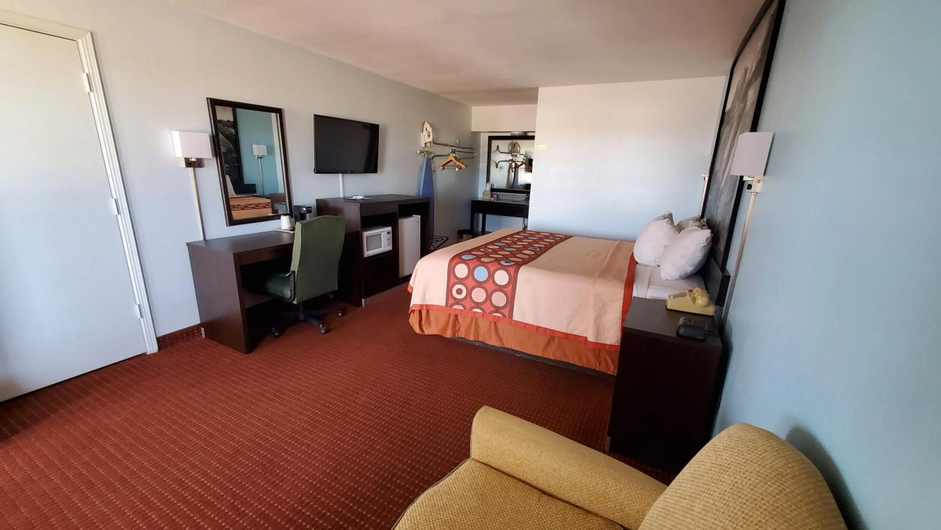 Photo of the whole room, Bed in Super 8 by Wyndham Van Horn