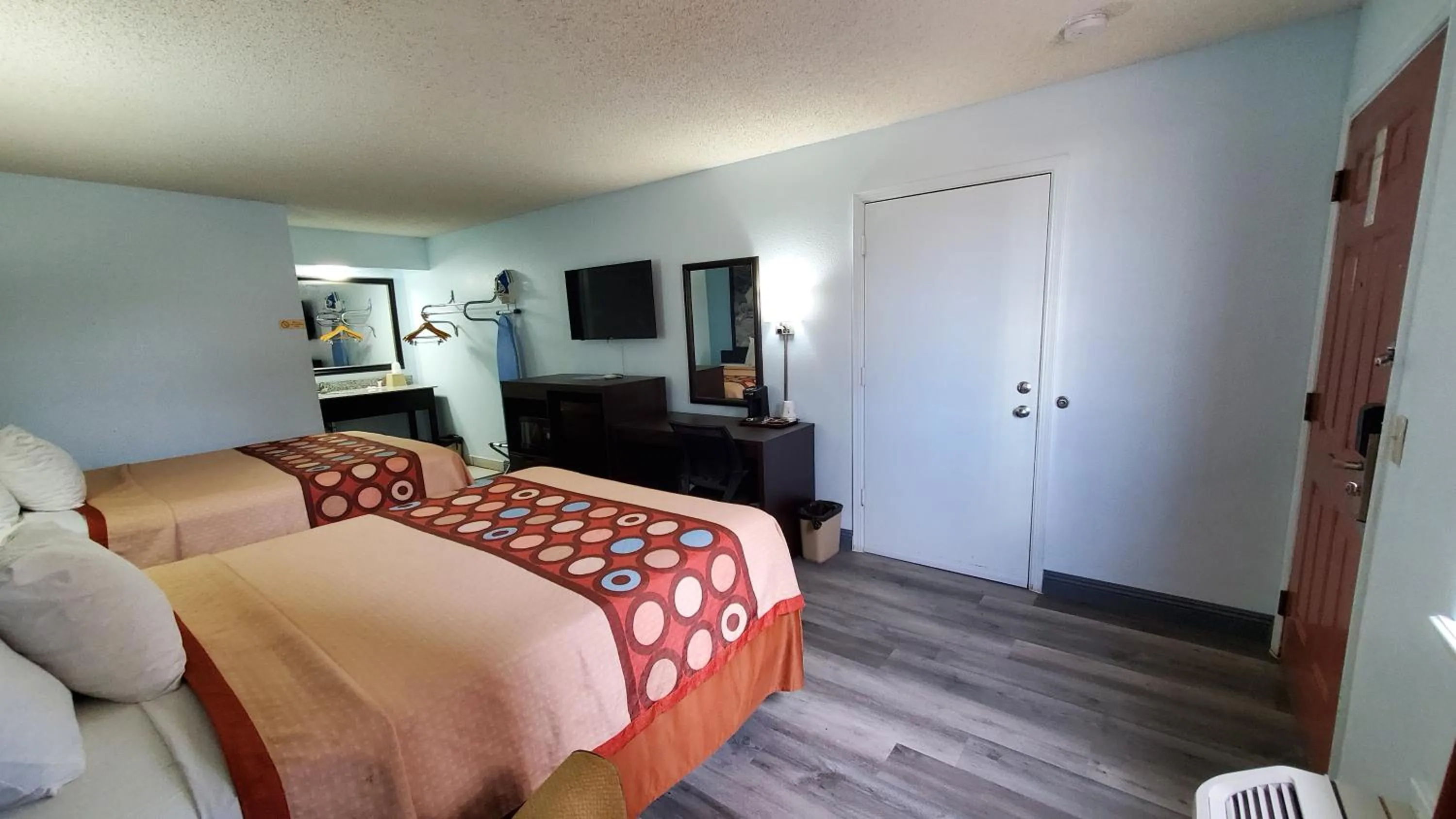 Photo of the whole room, Bed in Super 8 by Wyndham Van Horn