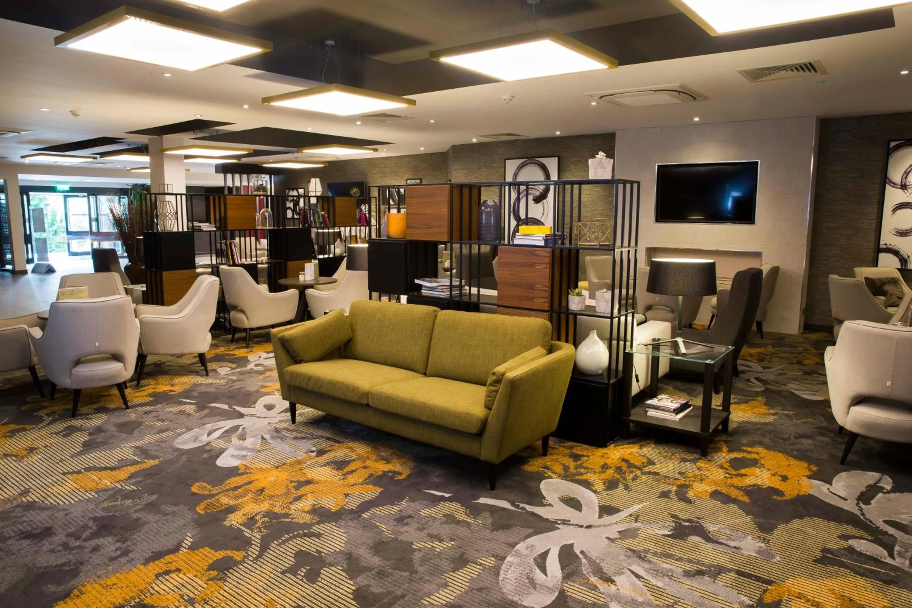 Lounge or bar in Crowne Plaza Basingstoke by IHG