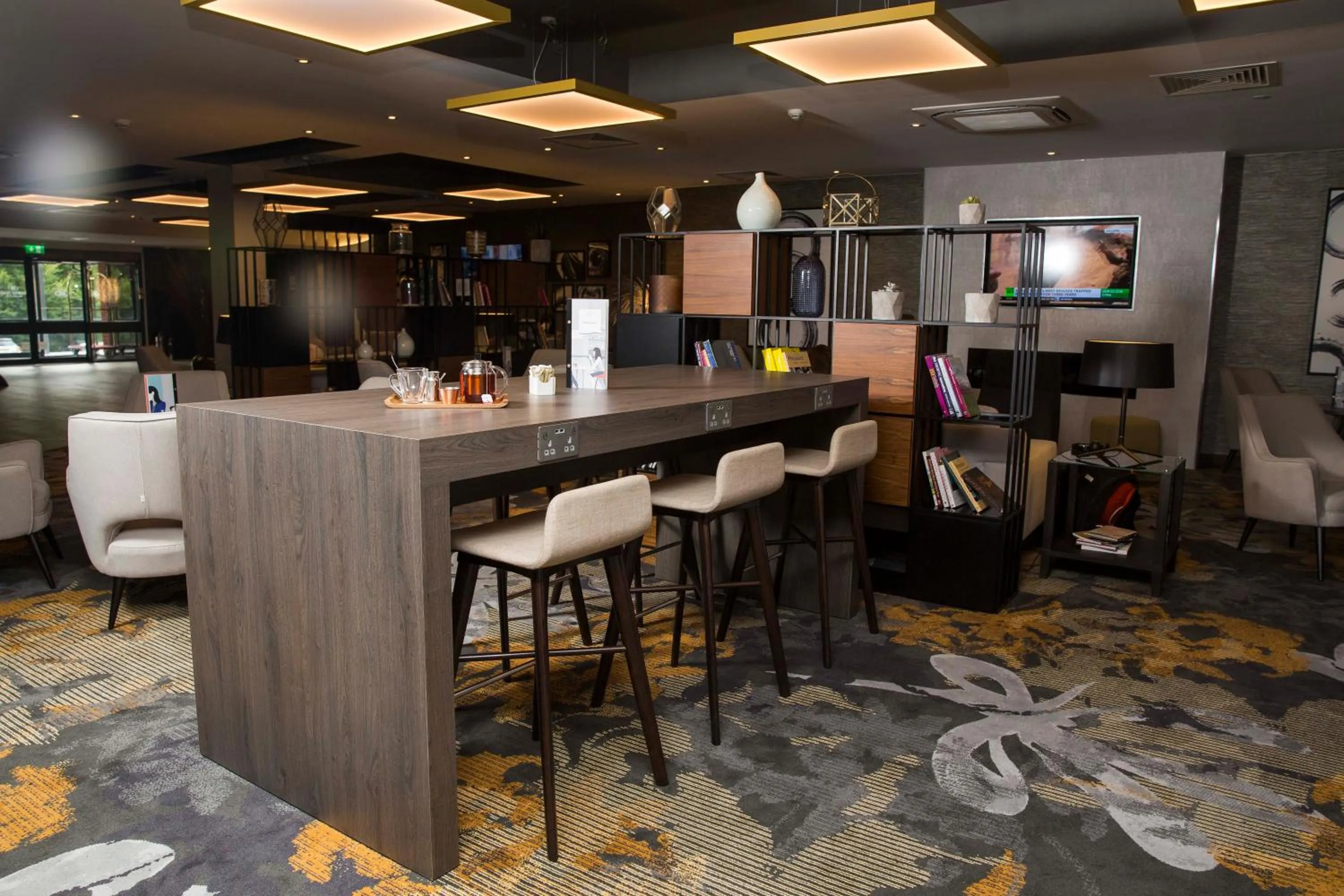 Lounge or bar in Crowne Plaza Basingstoke by IHG