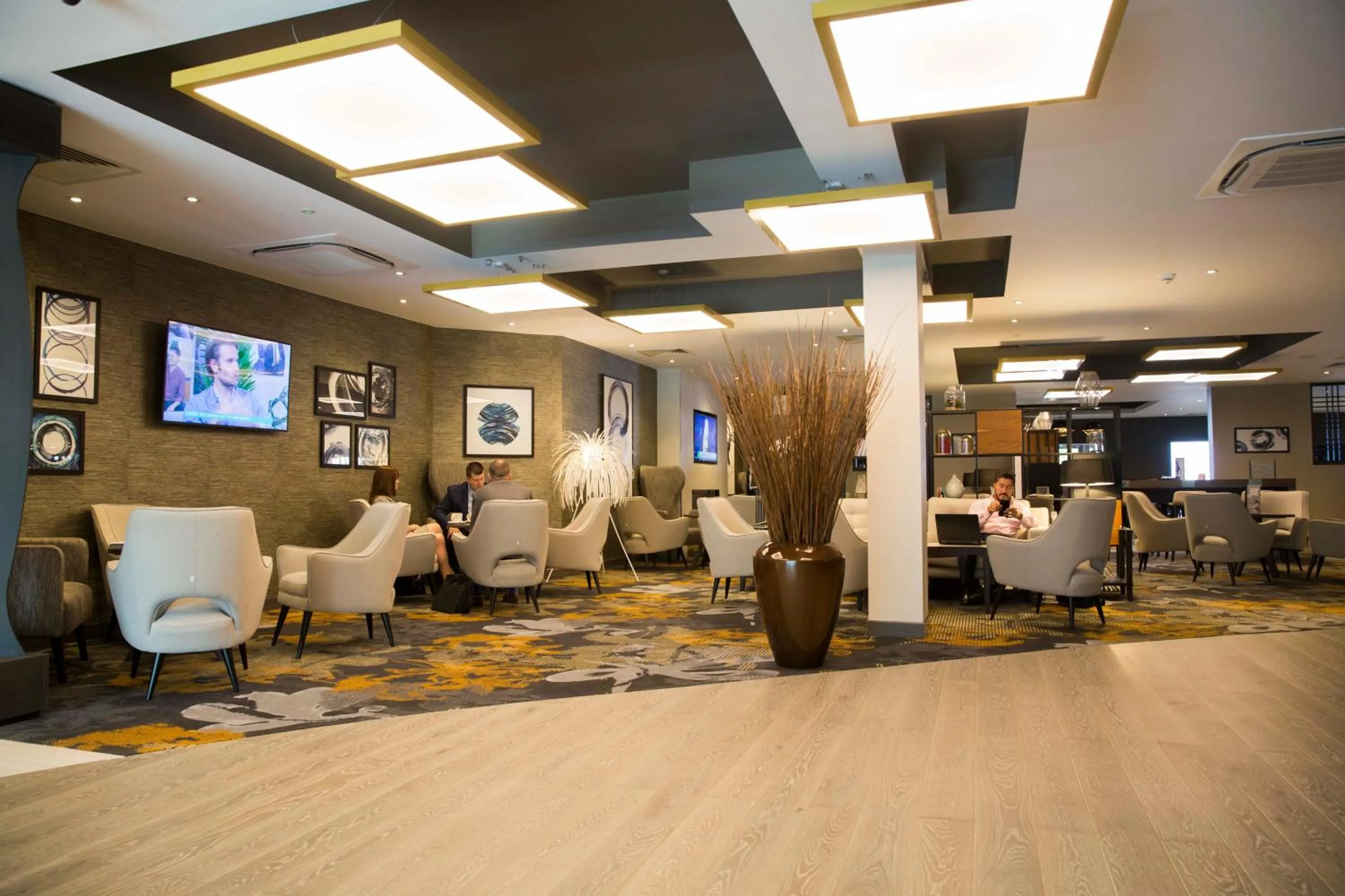 Lounge or bar in Crowne Plaza Basingstoke by IHG
