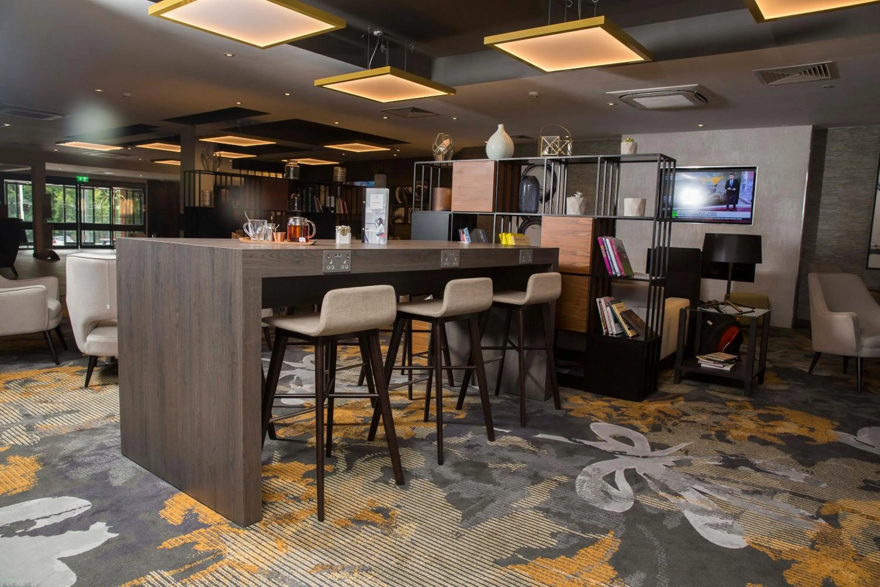 Lounge or bar in Crowne Plaza Basingstoke by IHG
