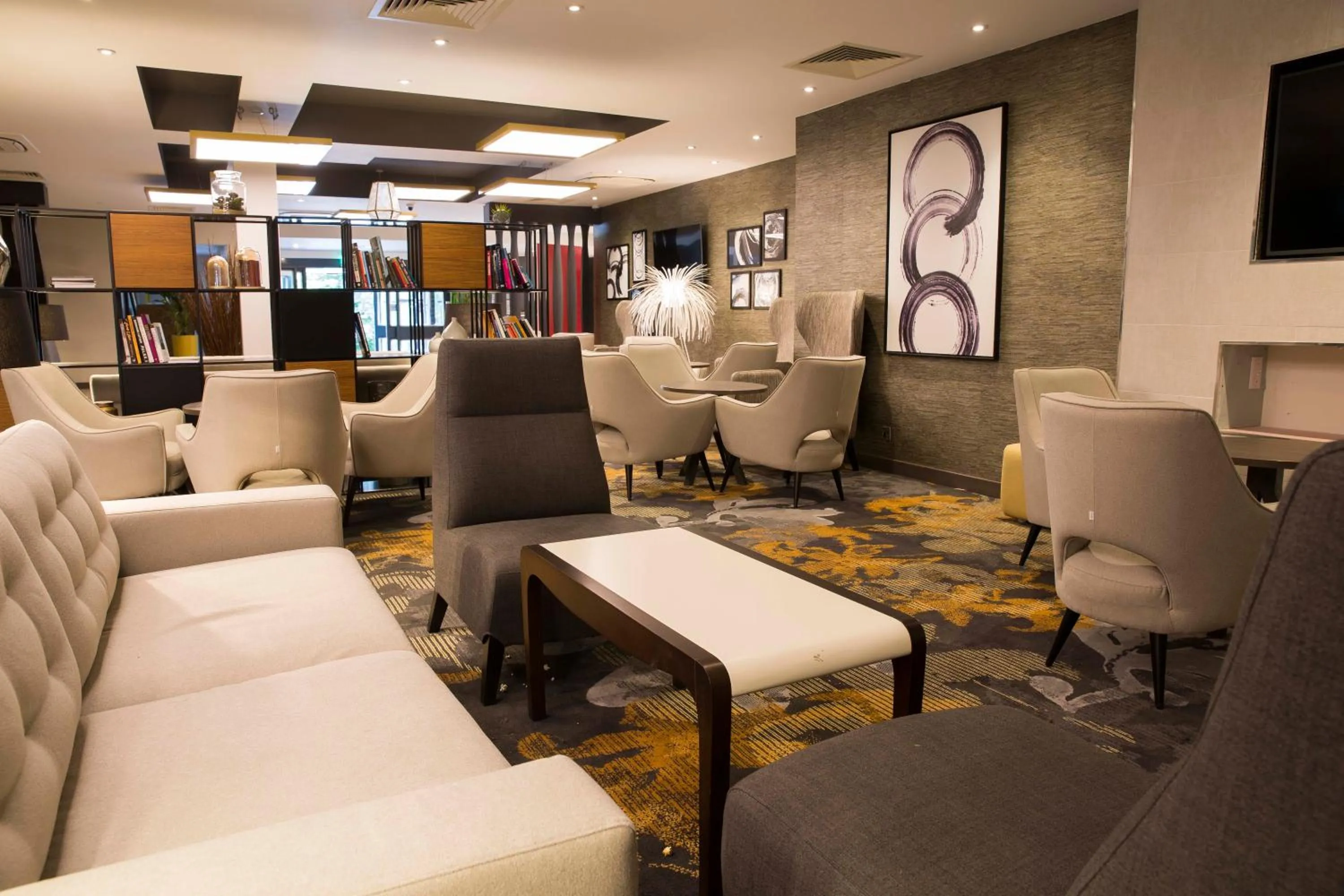 Lounge or bar in Crowne Plaza Basingstoke by IHG