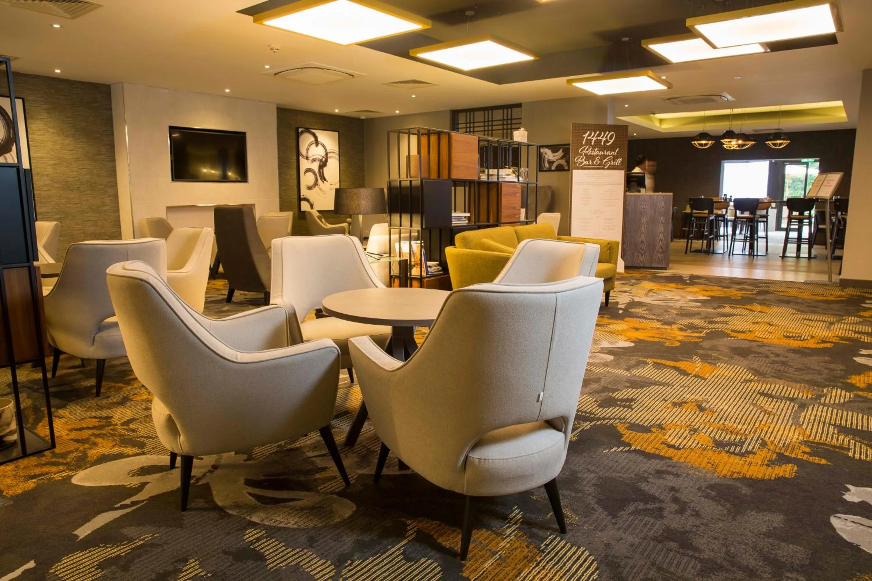 Lounge or bar in Crowne Plaza Basingstoke by IHG