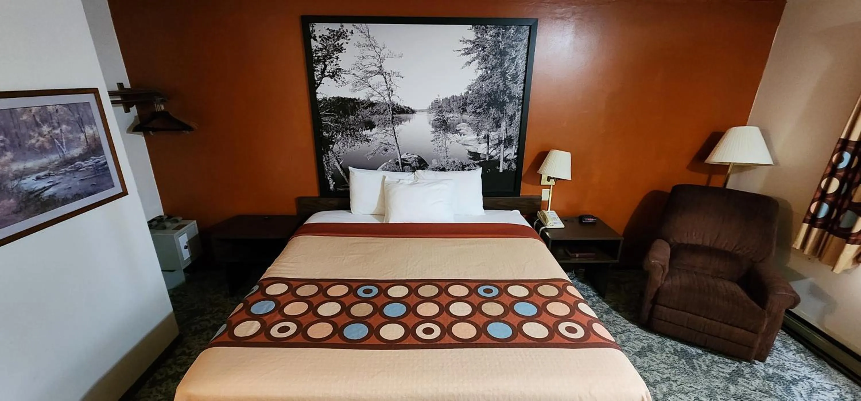 Bed in Hotel Iron Mountain Inn & Suites