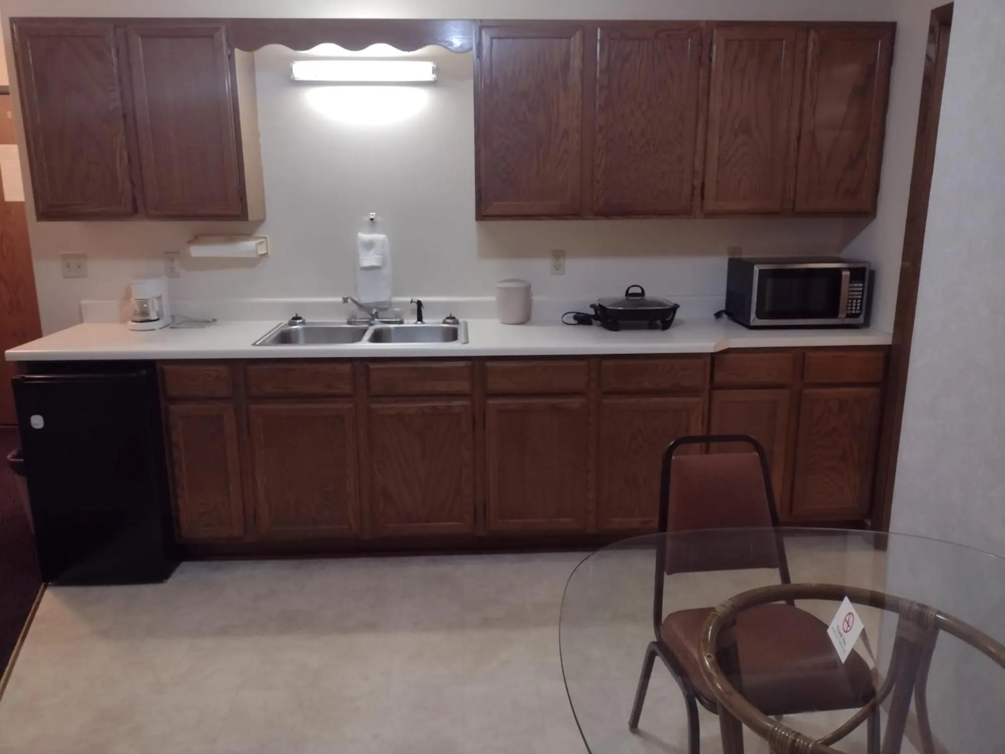 kitchen in Hotel Iron Mountain Inn & Suites